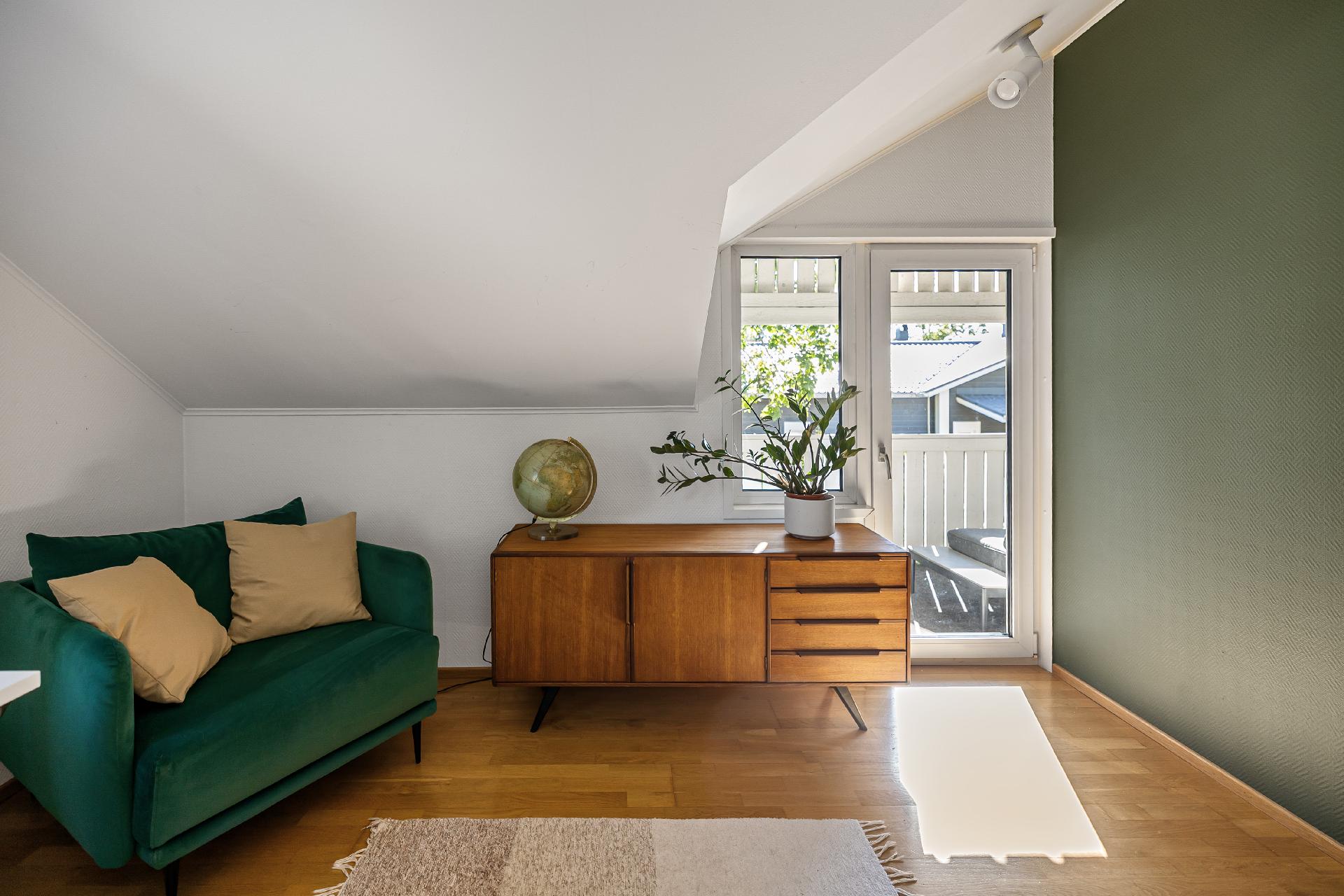 Makuuhuoneesta on käynti parvekkeelle