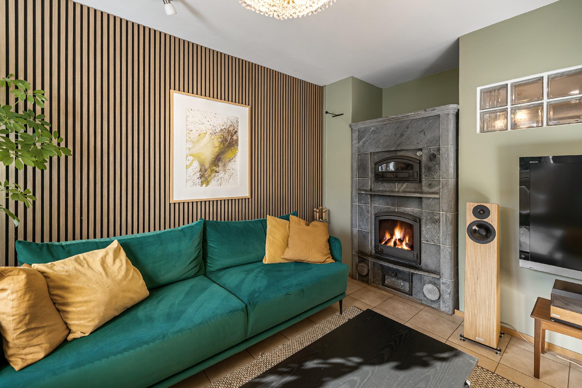 Olohuoneessa on varaava takka/leivinuuni