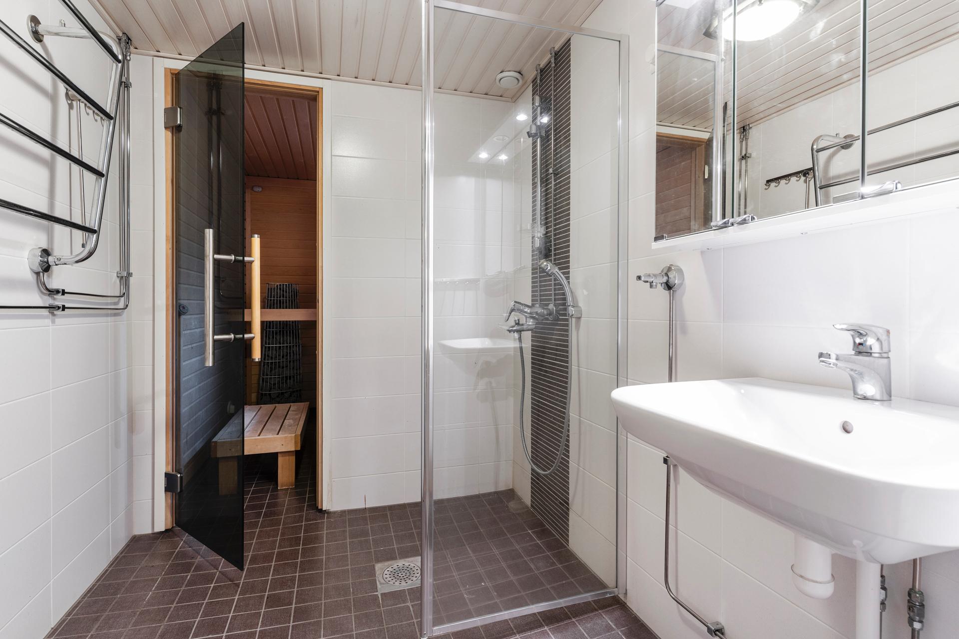 Pesuhuone ja oma sauna