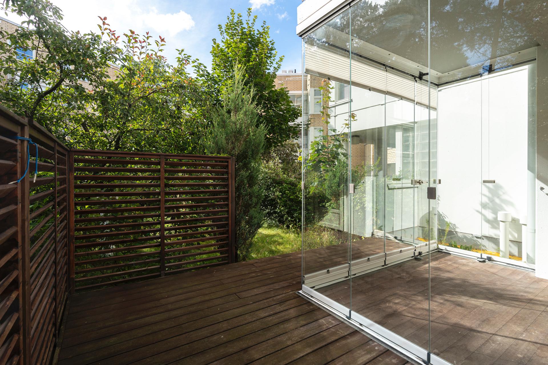 Laaja terassi on osittain lasitettu