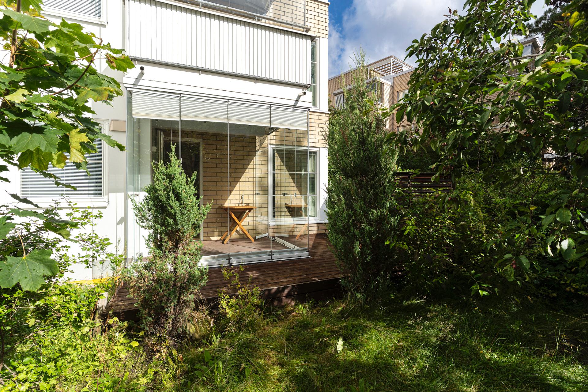 Lasitettu terassi ja oma piha