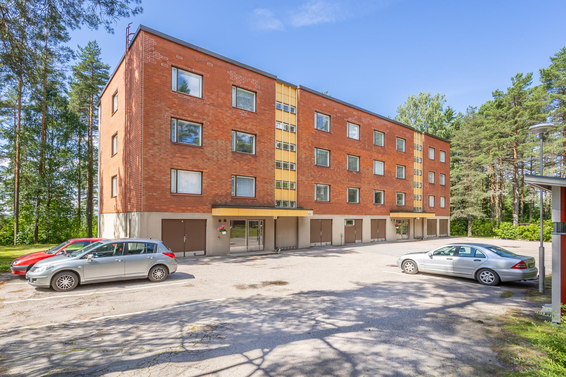 julkisivu pihan puolelta