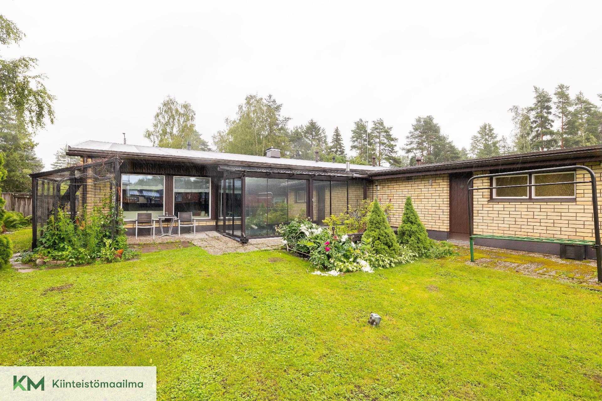 Vasemmalla kissoille oma ulkoiluhäkki