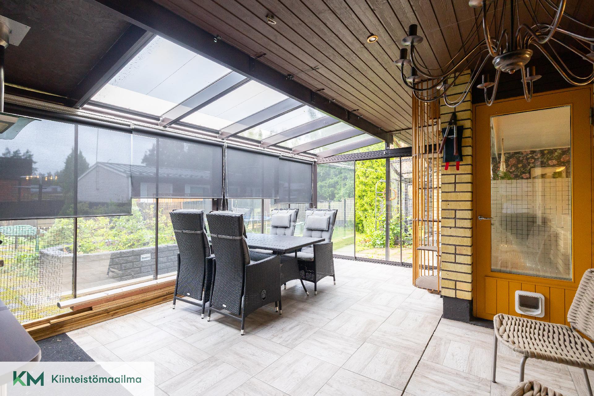 Lasitettu terassi isomman asunnon yhteydessä