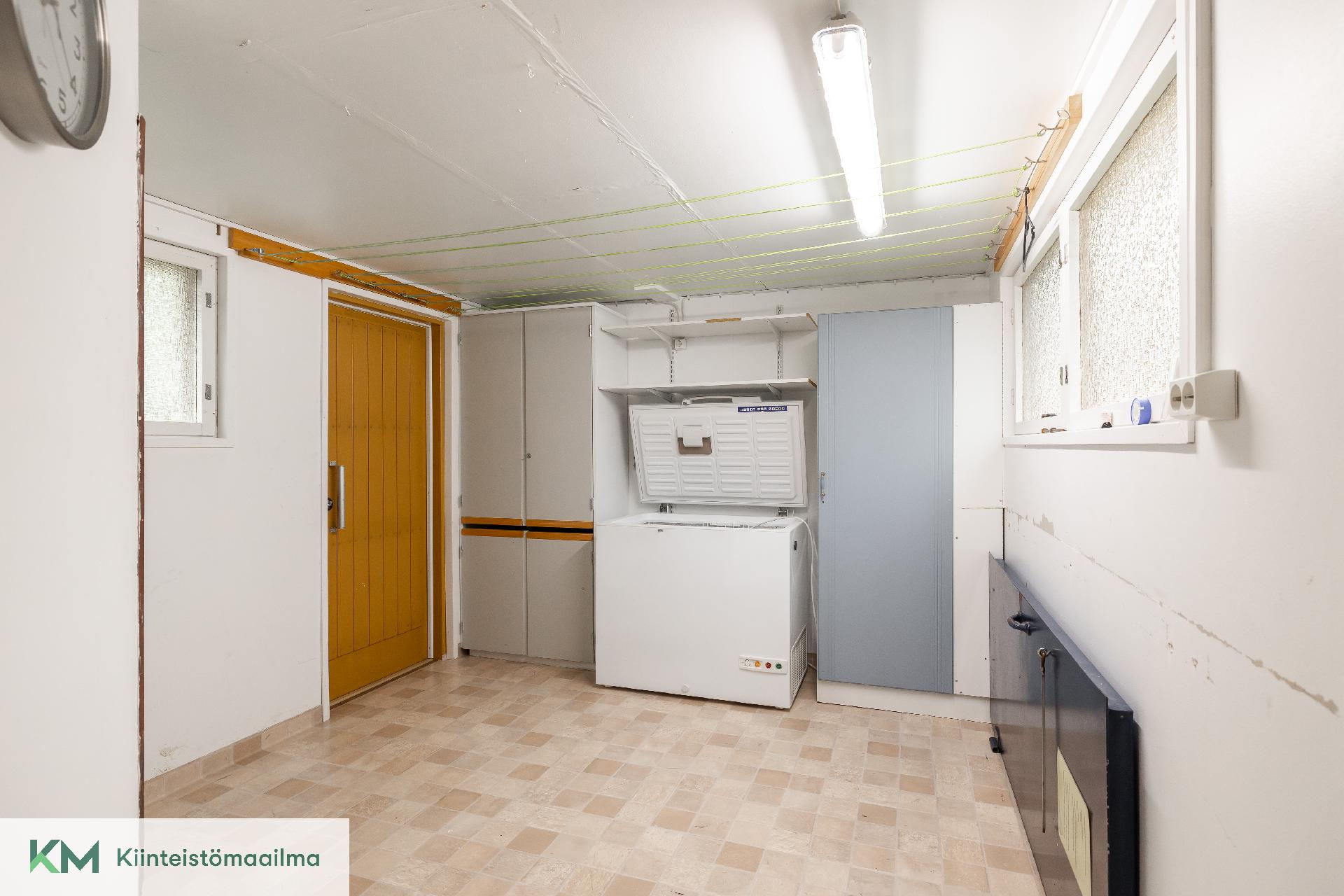 Varastohuone "lisäsiivessä", mistä kulku kummallekin pihalle.