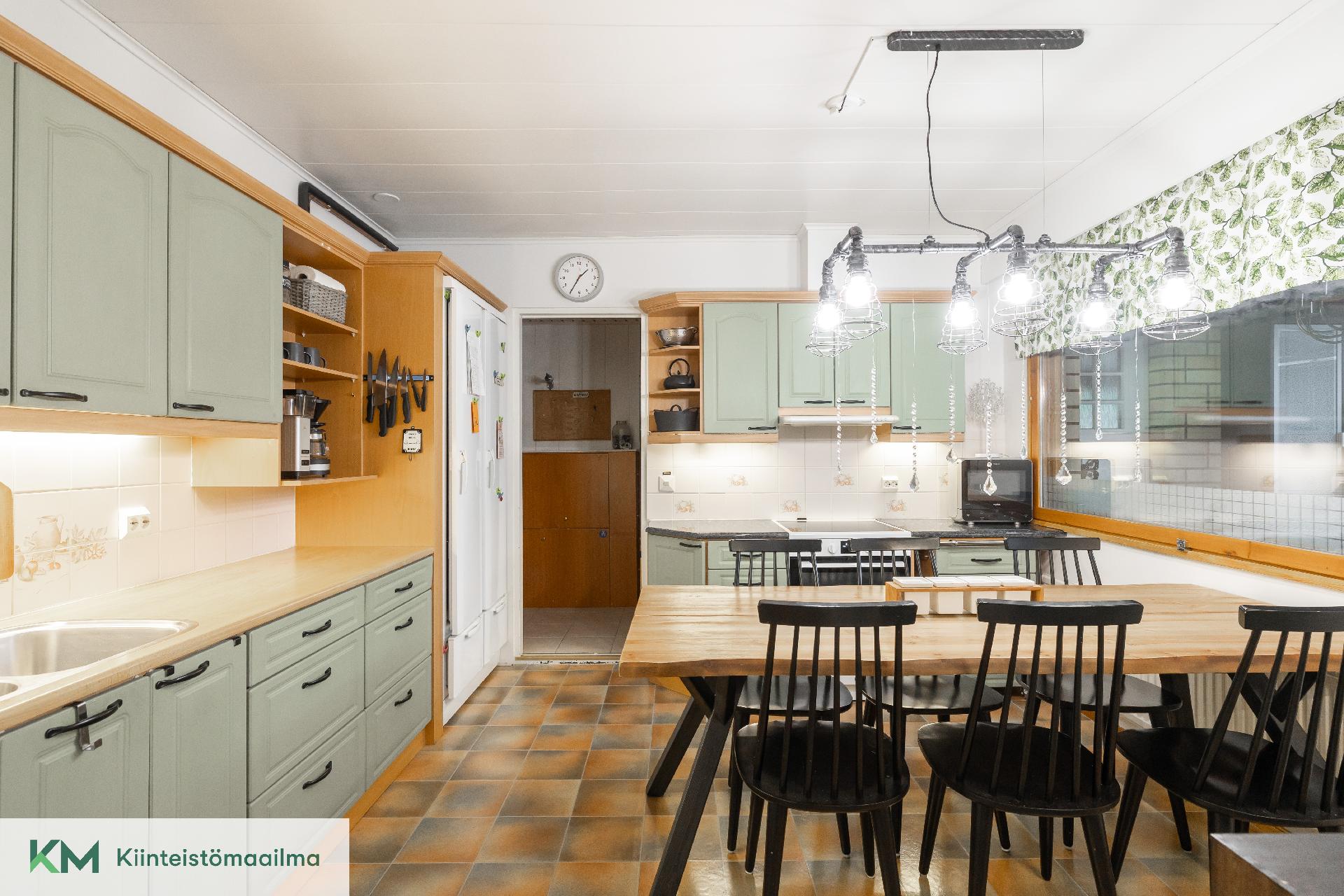 Runsaasti säilytys- ja työtilaa