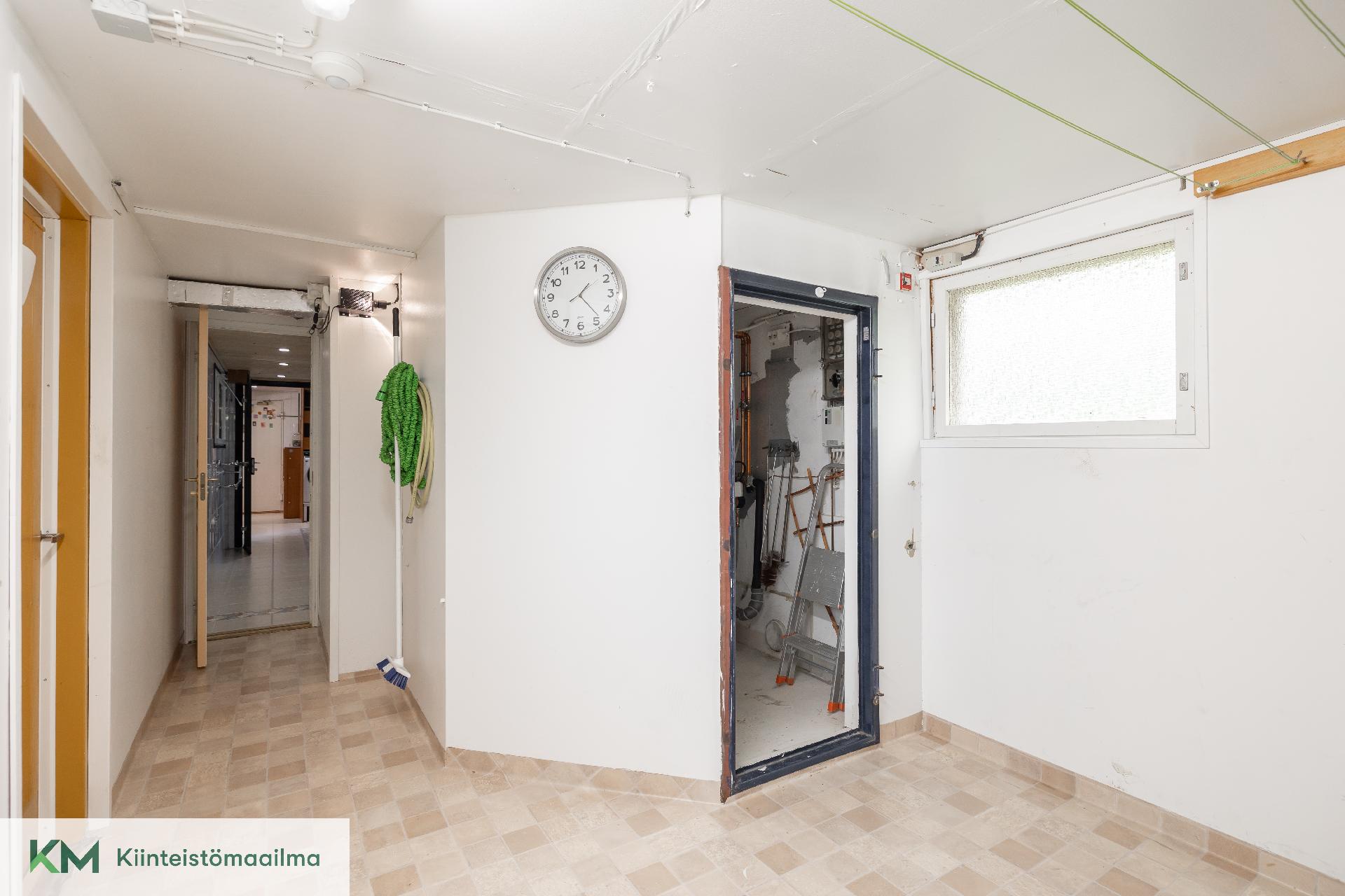 Varastohuoneen yhteydessä tekninen tila