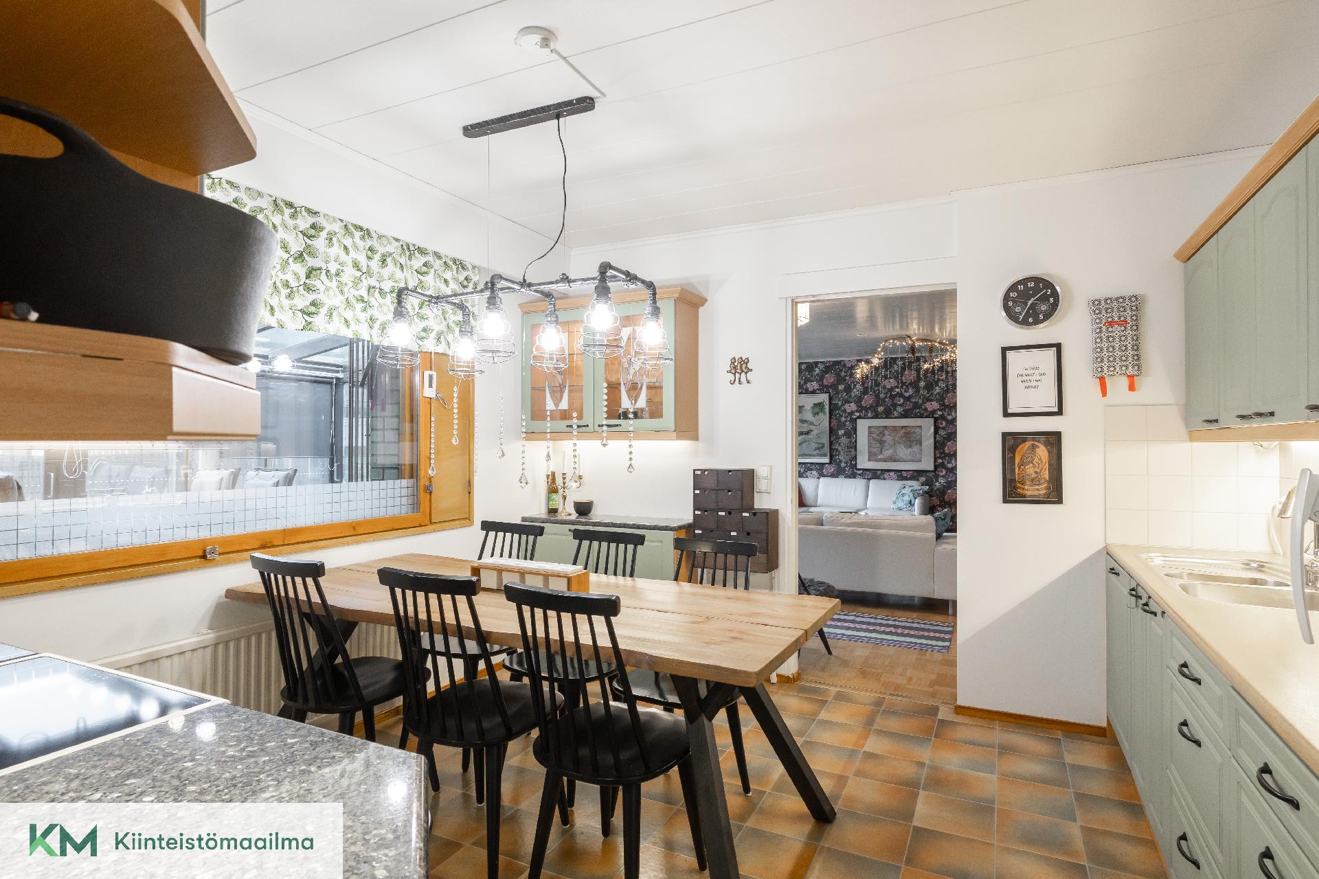 Isomman asunnon keittiö on tilava