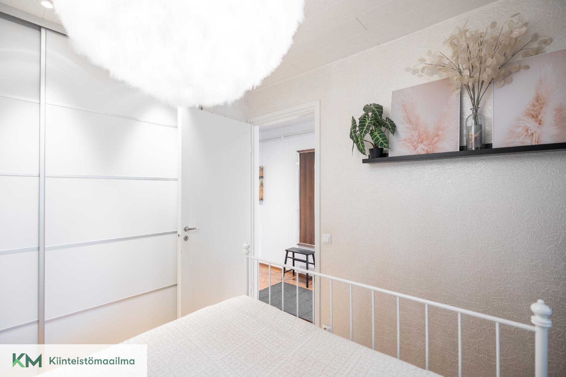 Pienen asunnon makuuhuone