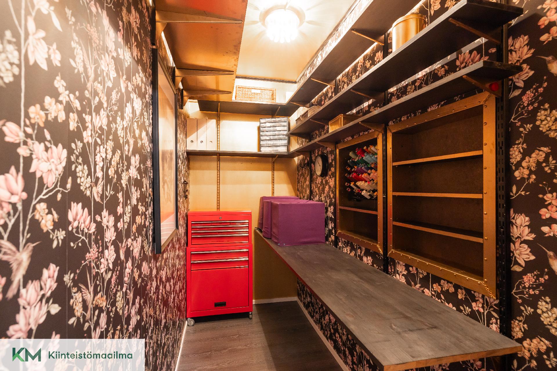 Isomman asunnon vaatehuone