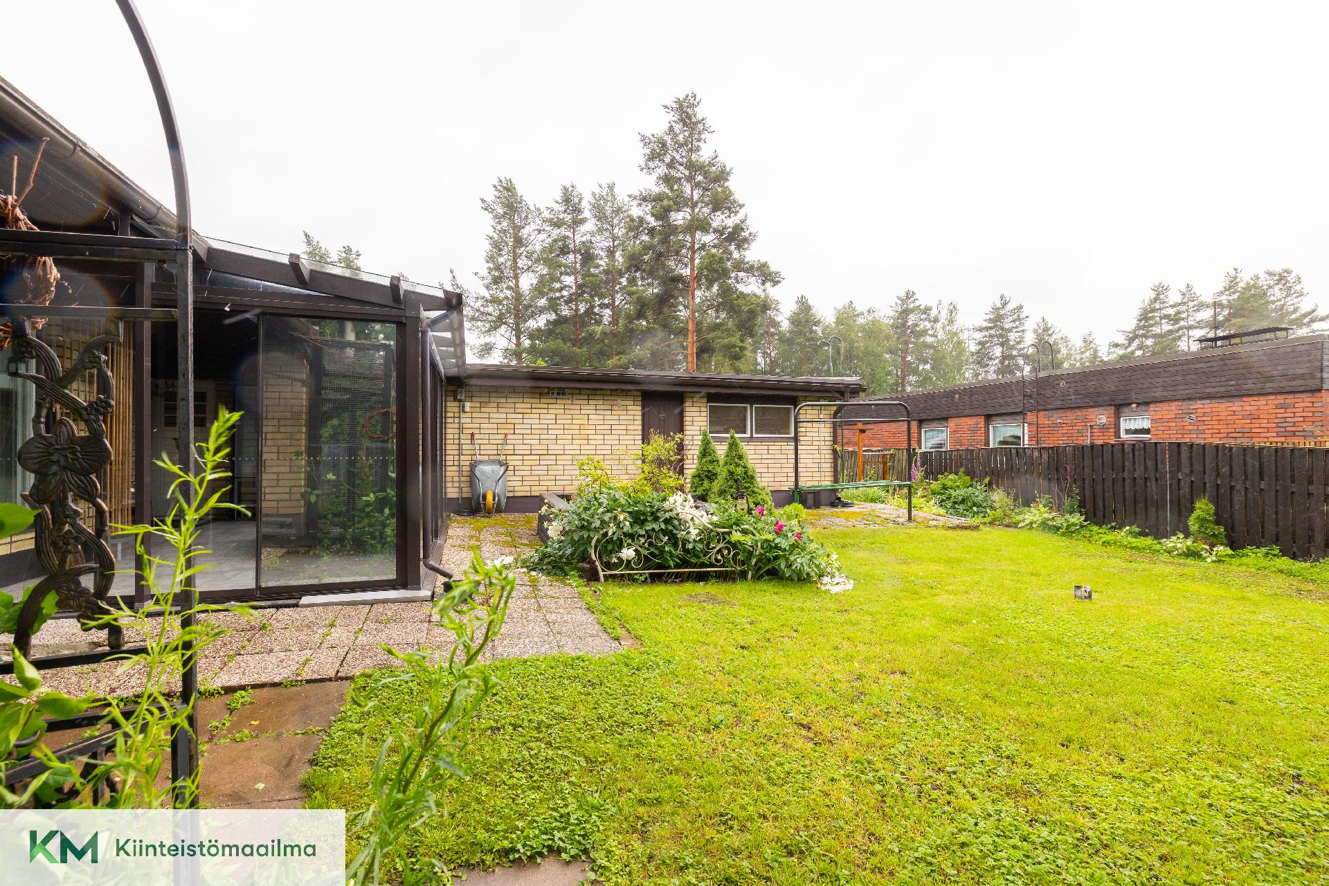 Isomman asunnon piha-aluetta