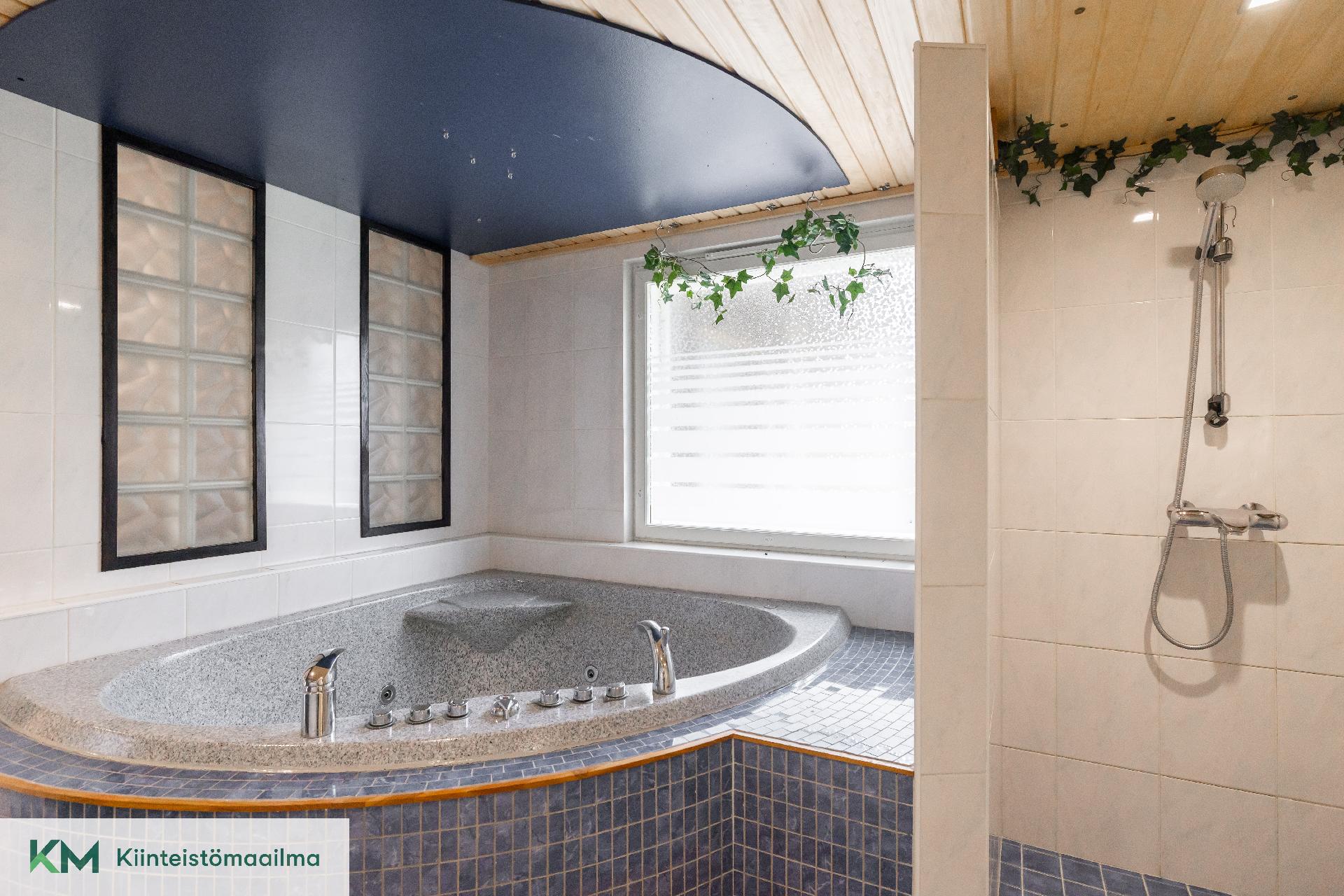 Pesuhuoneessa on suihku ja poreamme