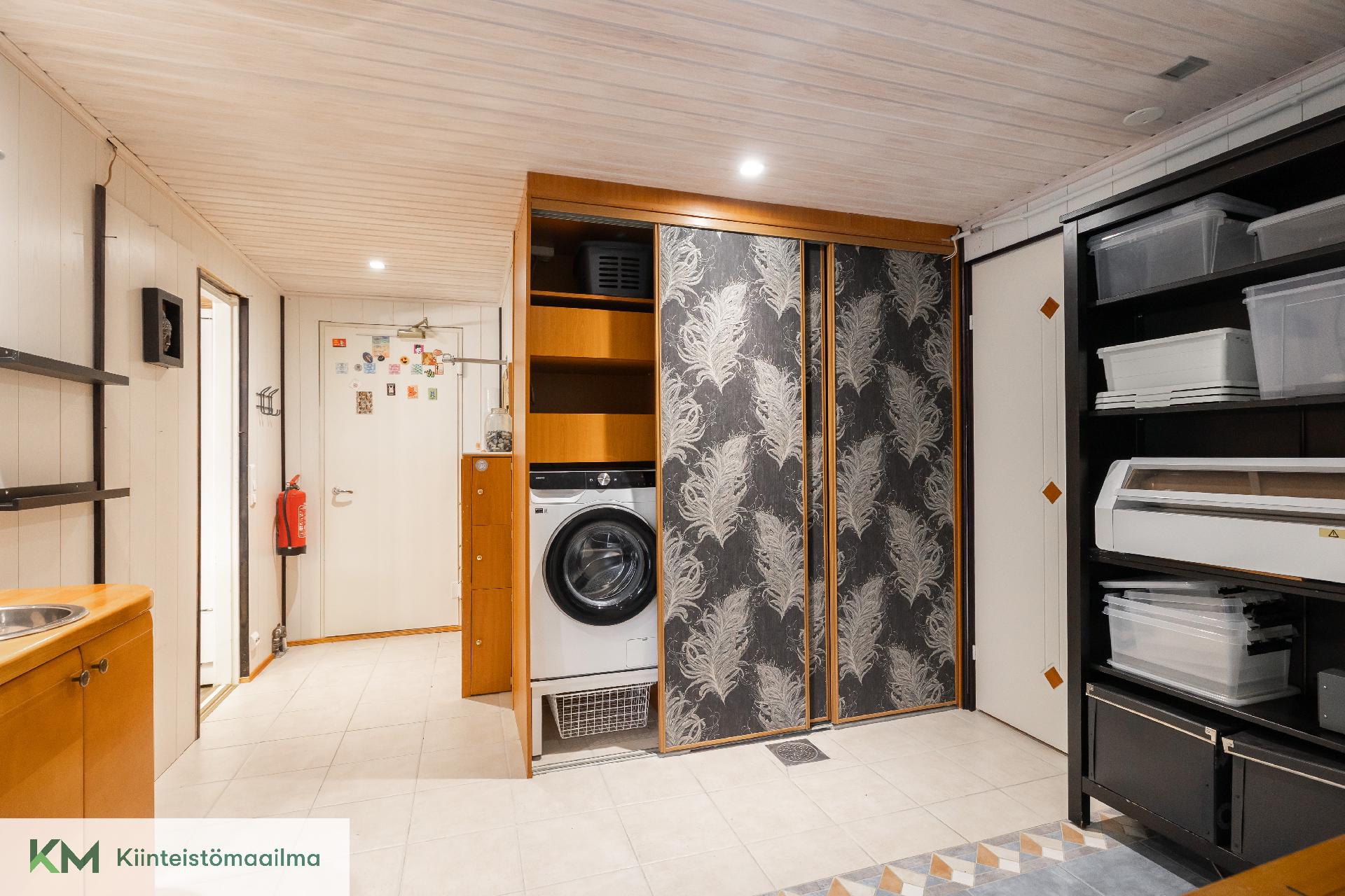 Pukuhuoneen yhteydessä kodinhoitotila