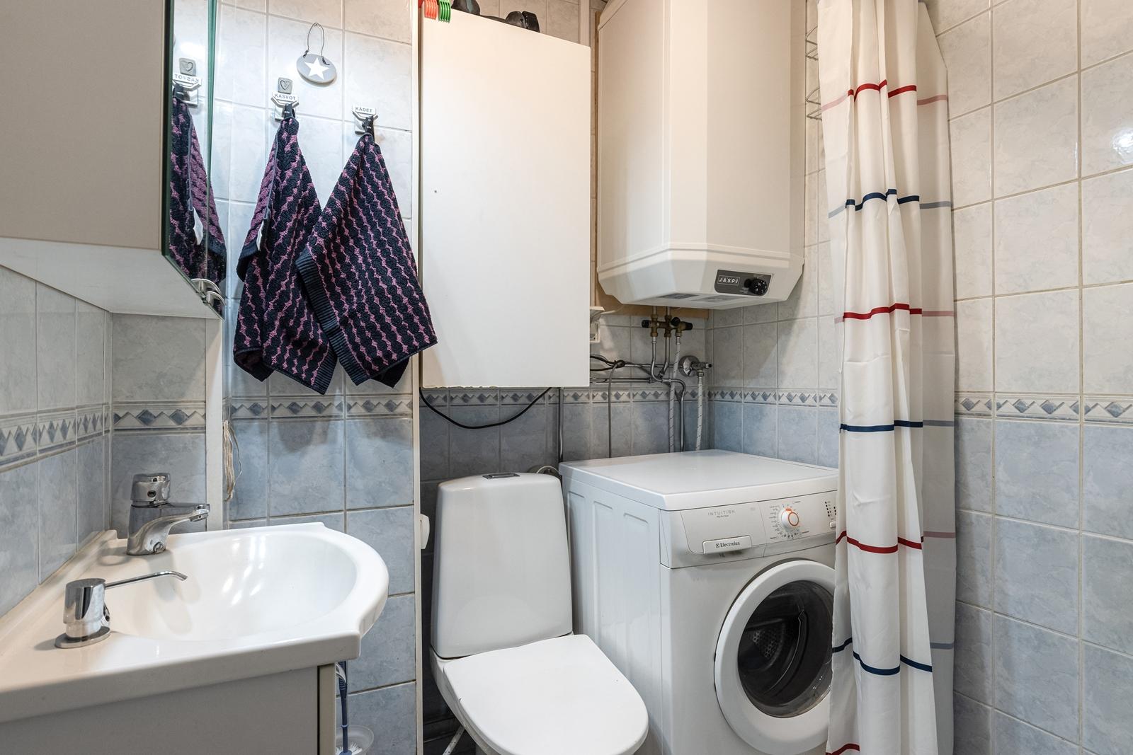 Kylpyhuoneeseen mahtuu pyykinpesukone