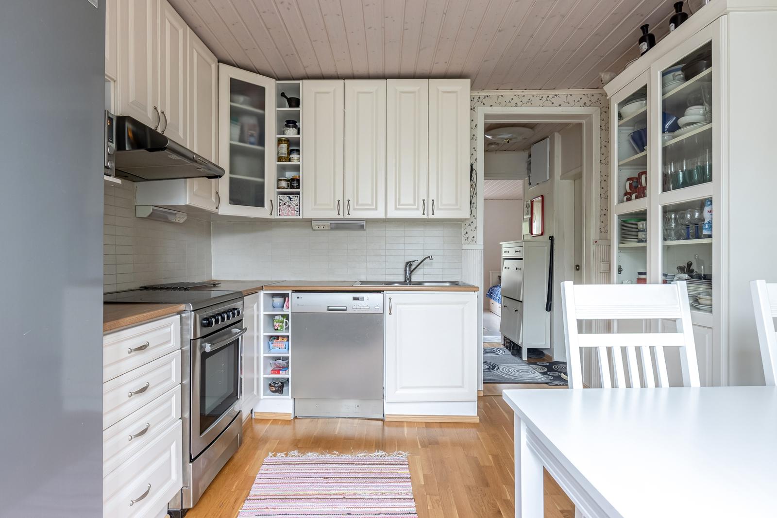 Keittiössä on kivasti kaappitilaa