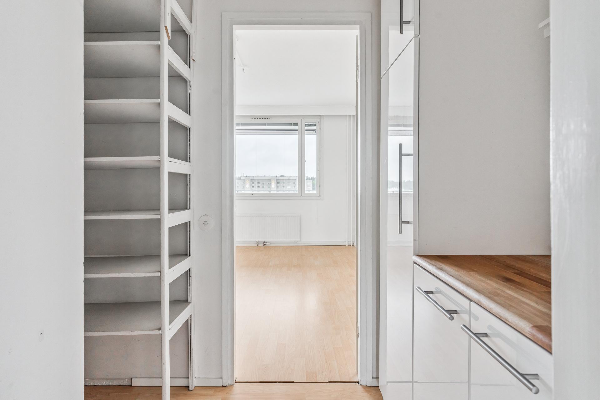 Vaatehuone käynti eteisestä ja mh