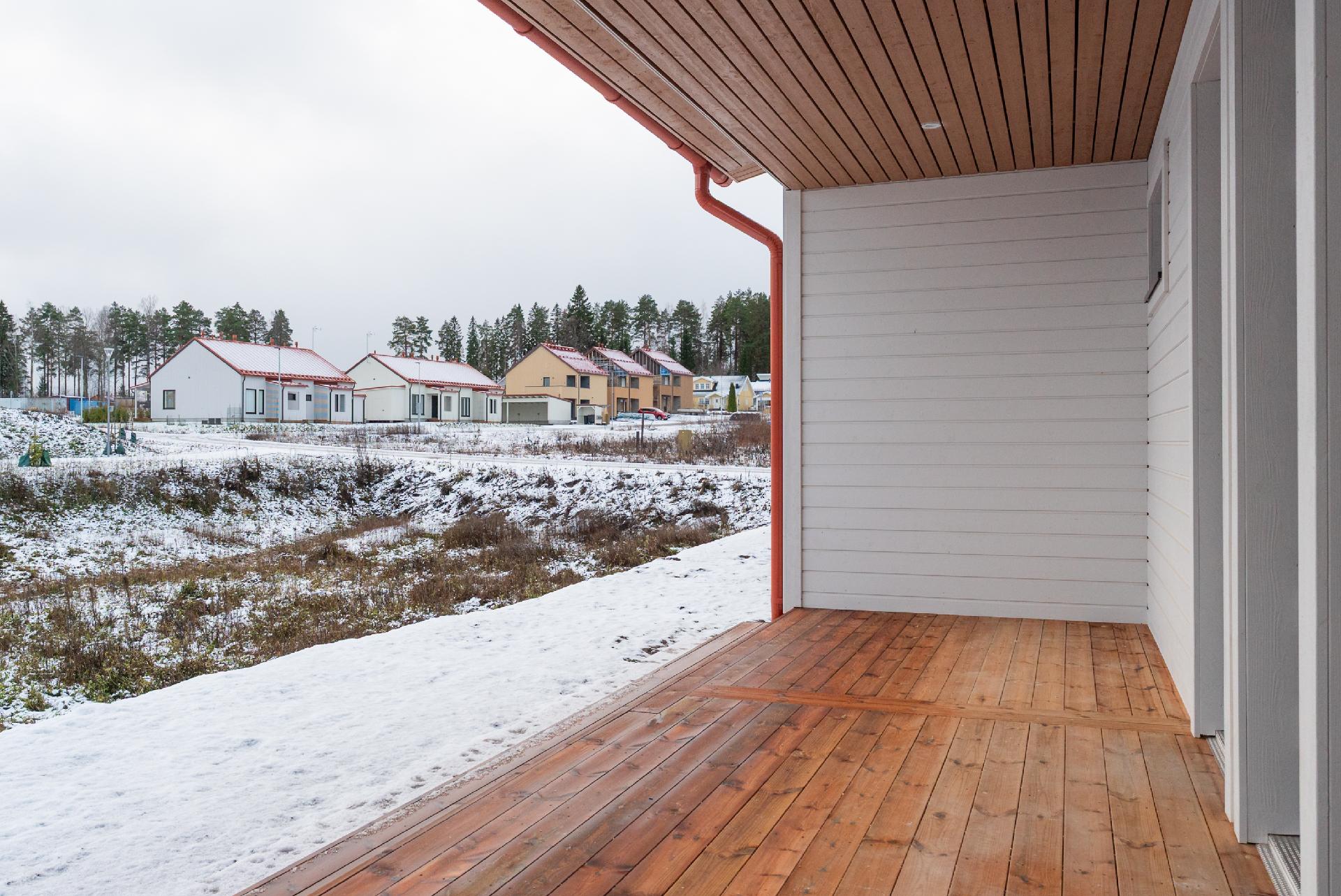 Terassille käynti olohuoneesta ja kodinhoitohuoneesta