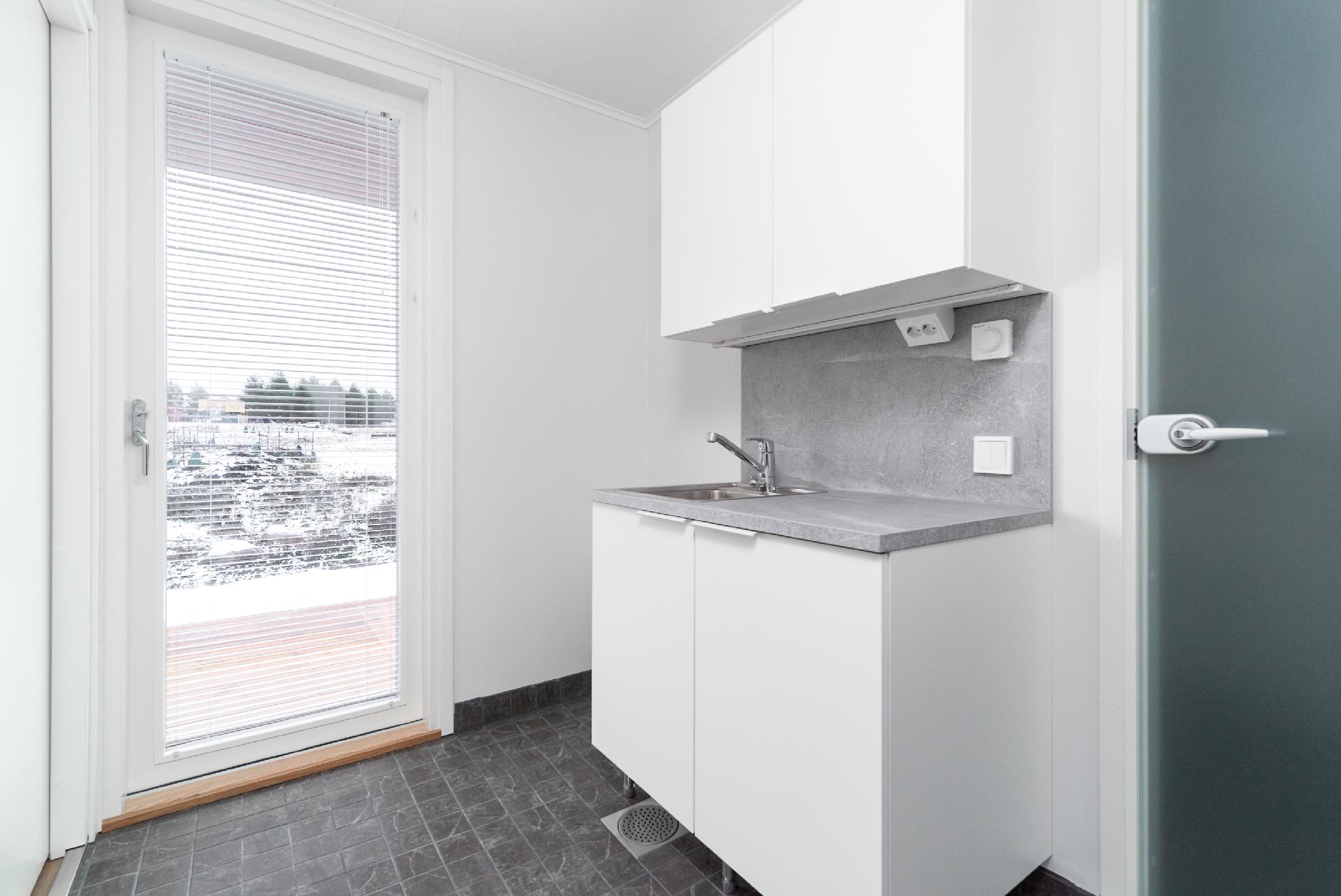 Kodinhoitohuoneesta käynti ulos