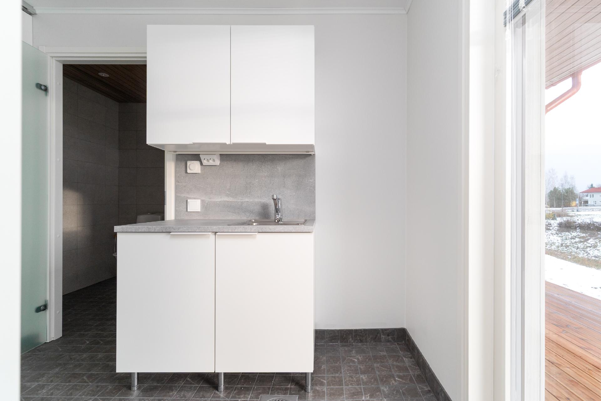 Kodinhoitohuoneesta käynti terassille