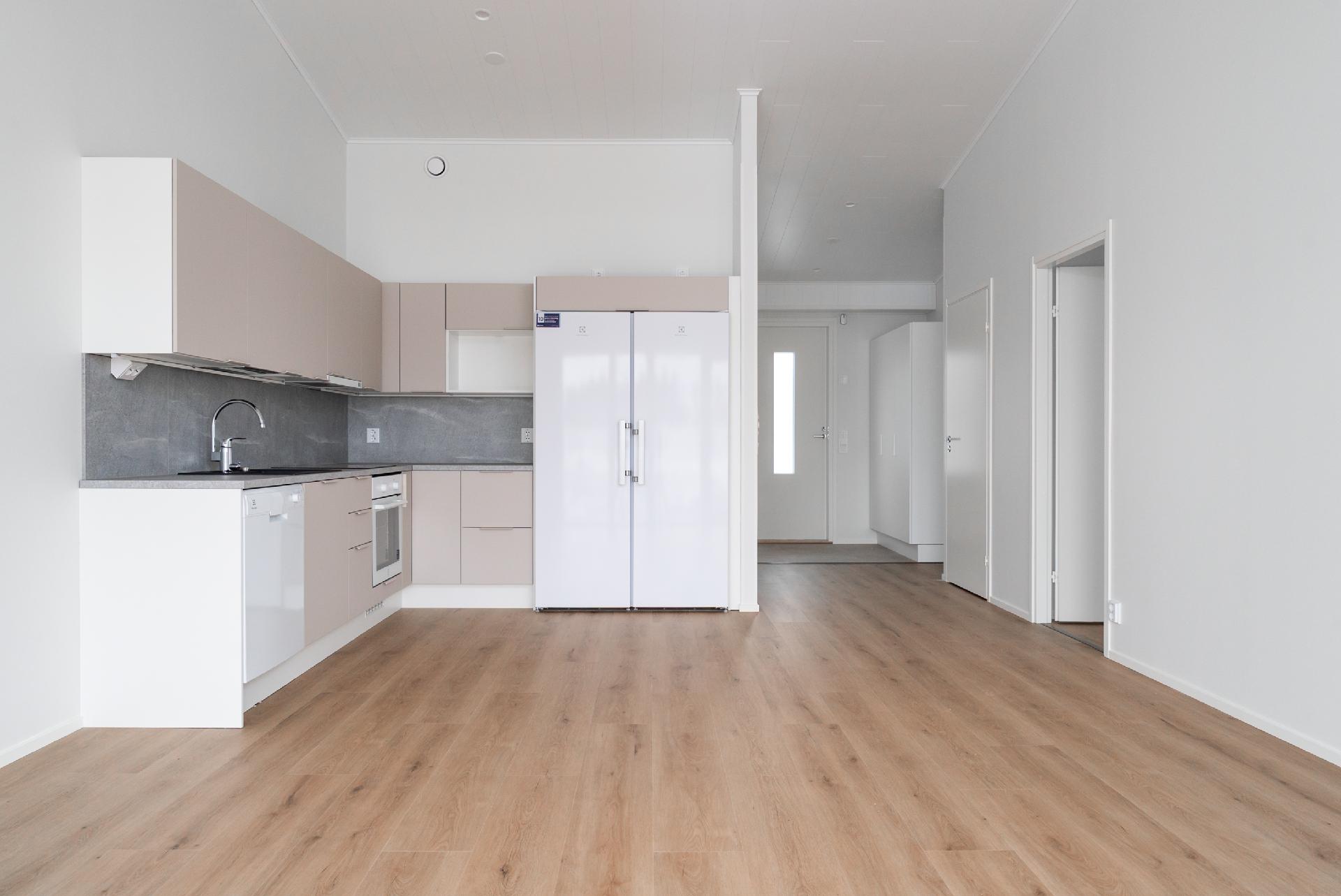 Keittiö/ olohuone korkeaa tilaa