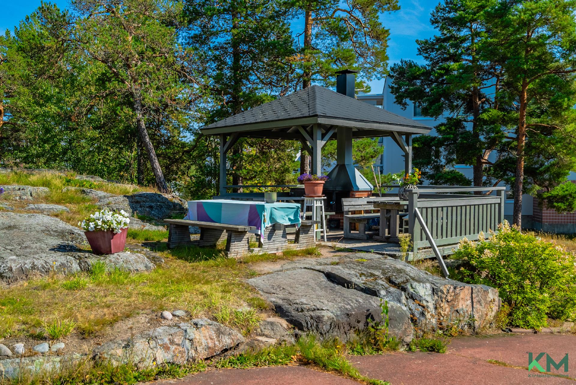 Taloyhtiön grillikatos