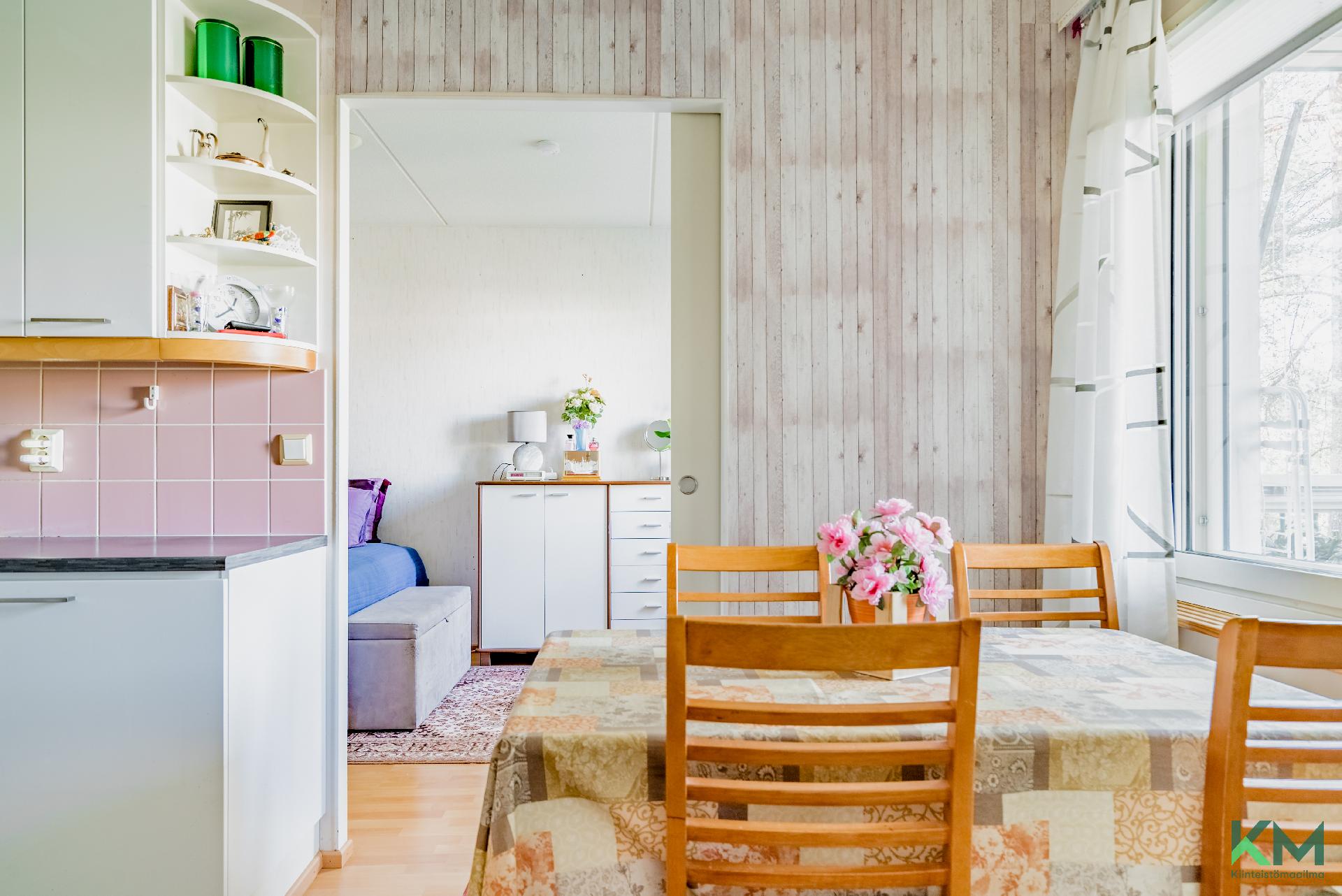 Ruokailutila keittiössä