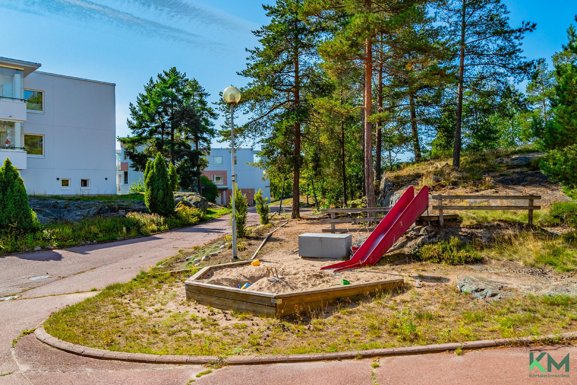 Kallioinen, suojaisa ja lapsiystävällinen pihapiiri