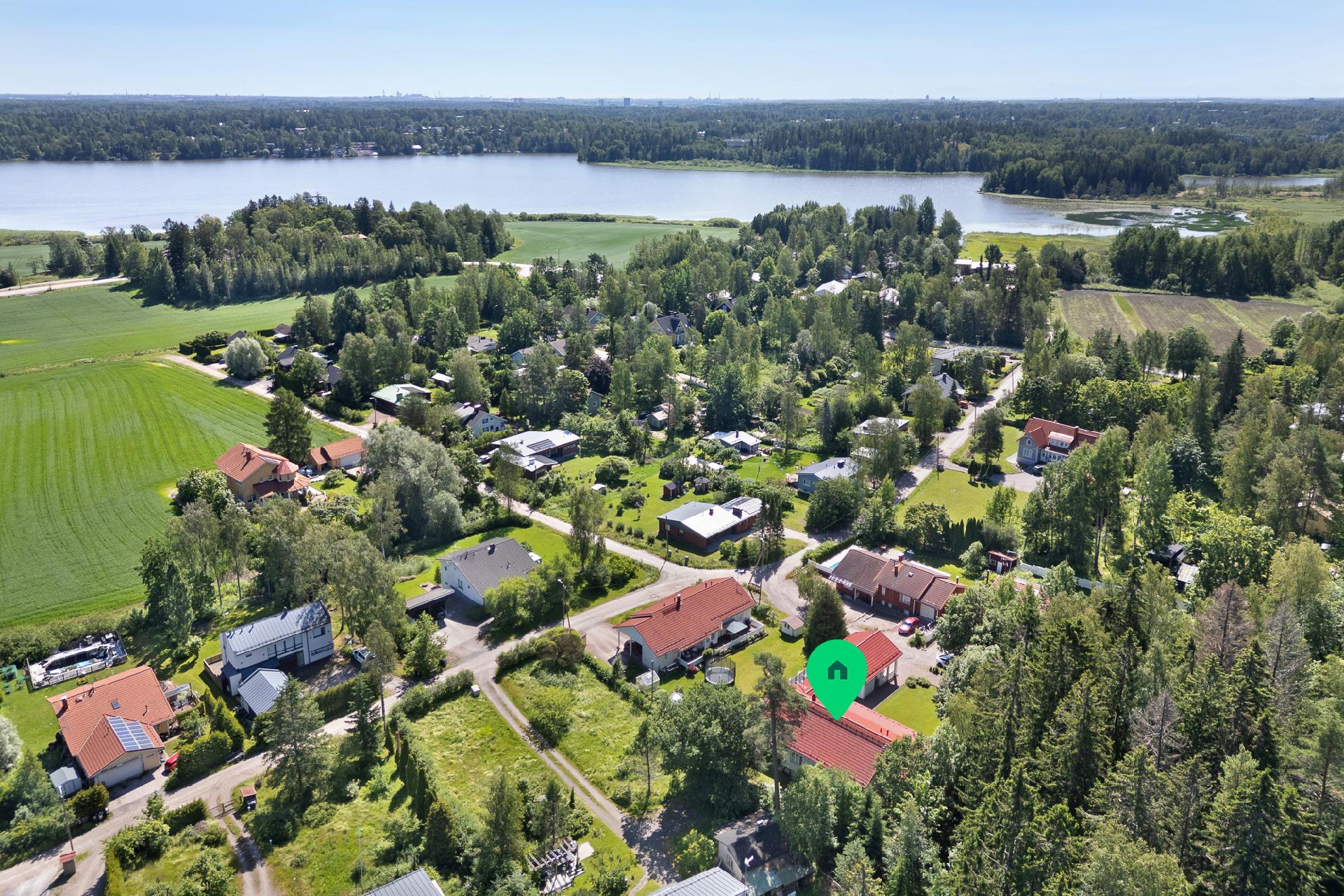 Pitkäjärvi siintää taustalla