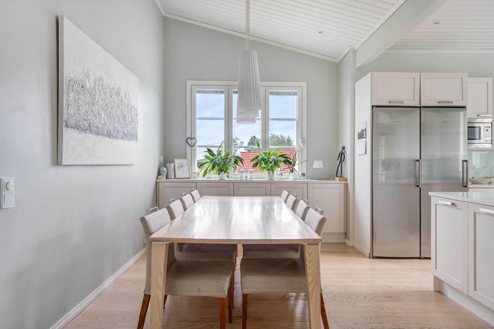 Ruokailutilaan mahtuu pitkä pöytä