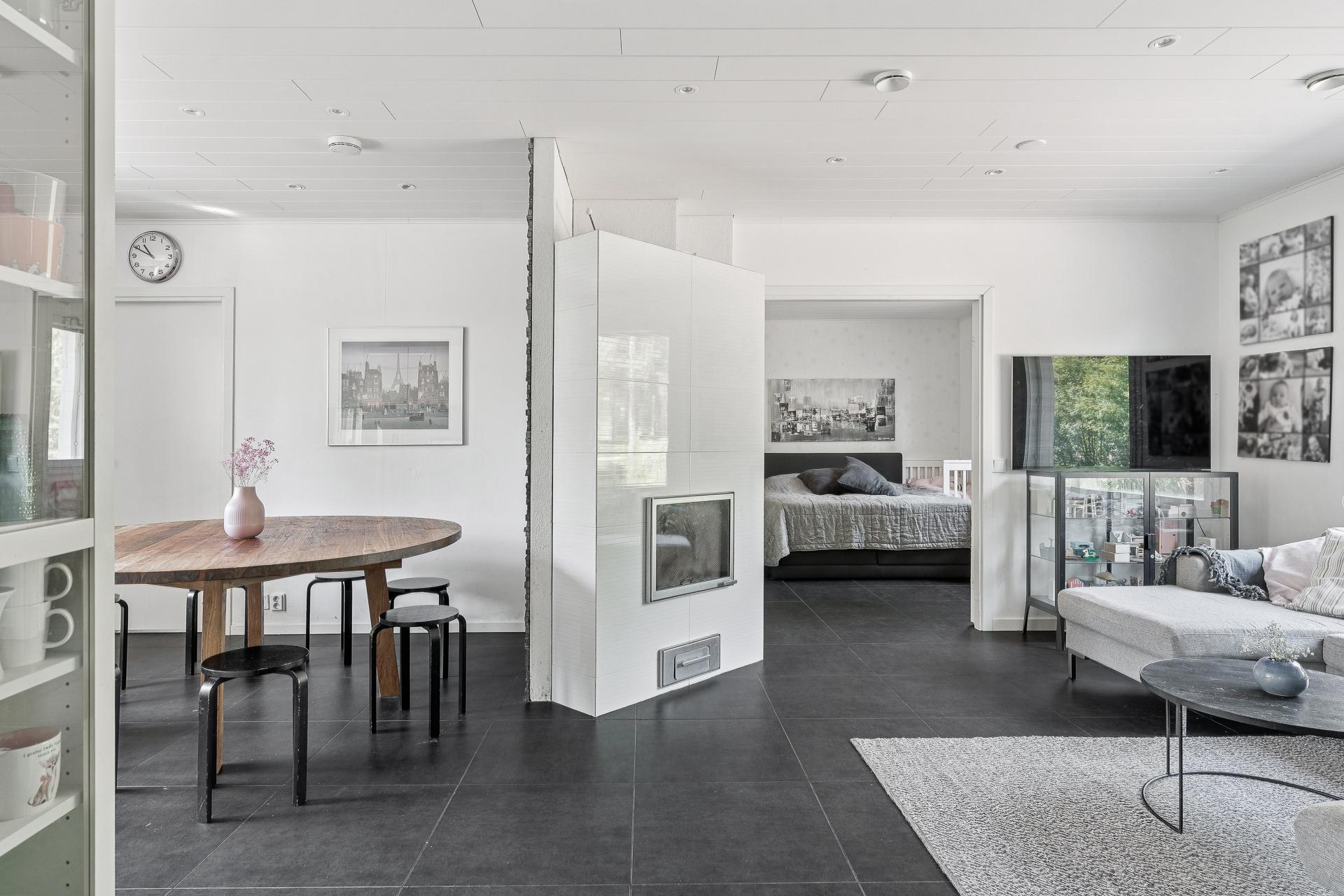 Olohuone ja keittiö, sekä alakerran mh 3