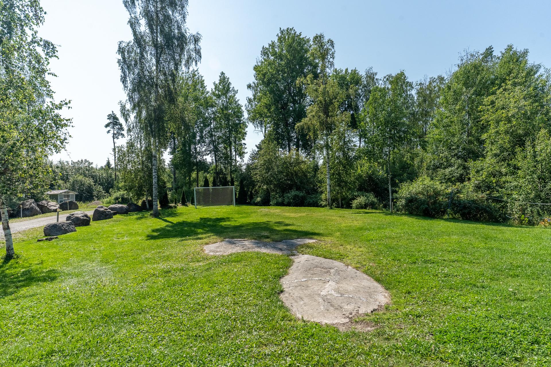 Pihalla myös tasaista nurmialuetta pihapeleihin