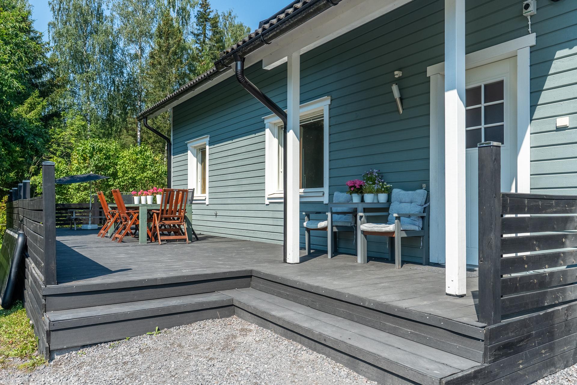 Suuri terassi ympäröi taloa