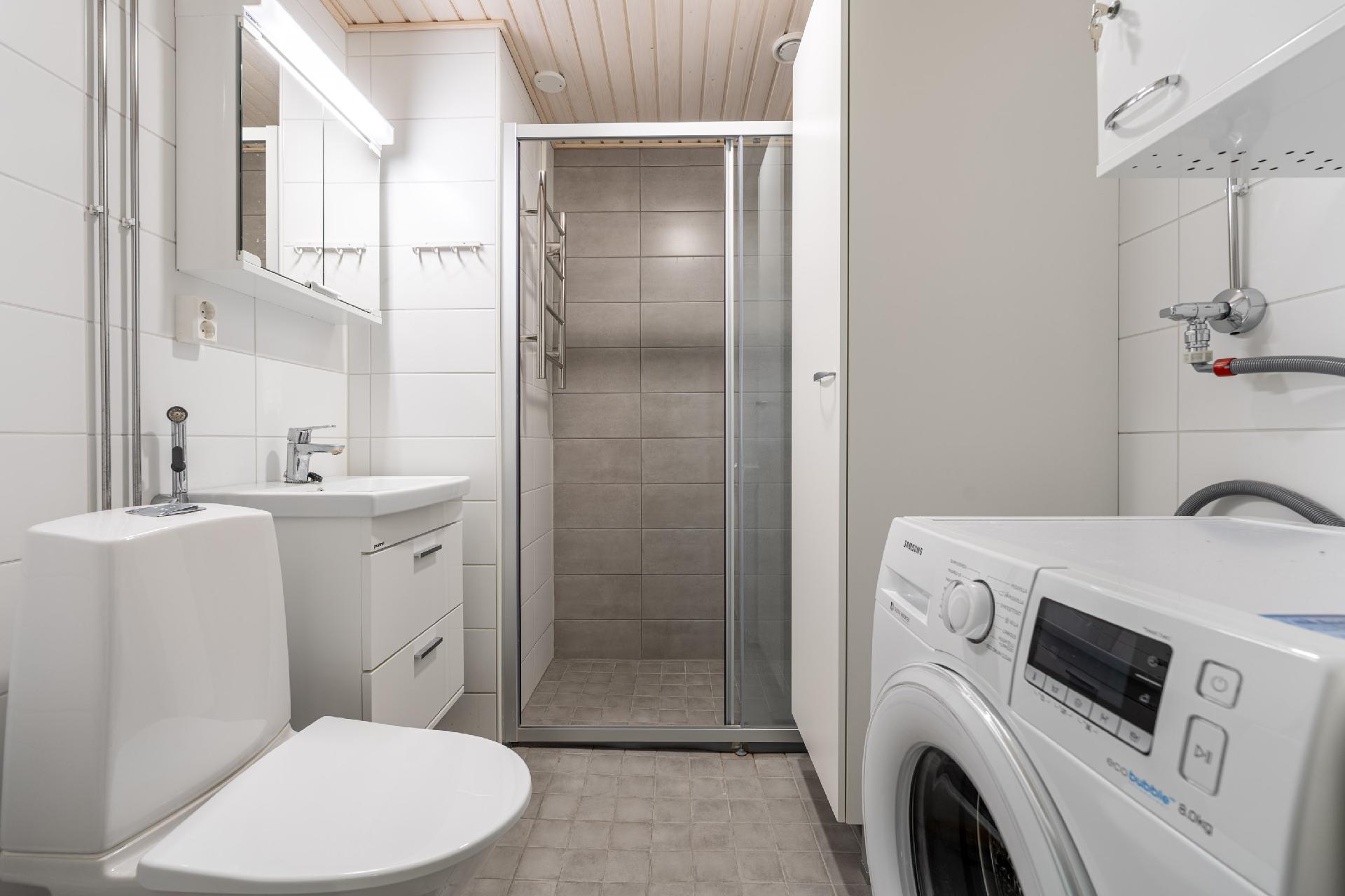 Kylpyhuone remontoitu muutama vuosi sitten LVIS-remontin yhteydessä