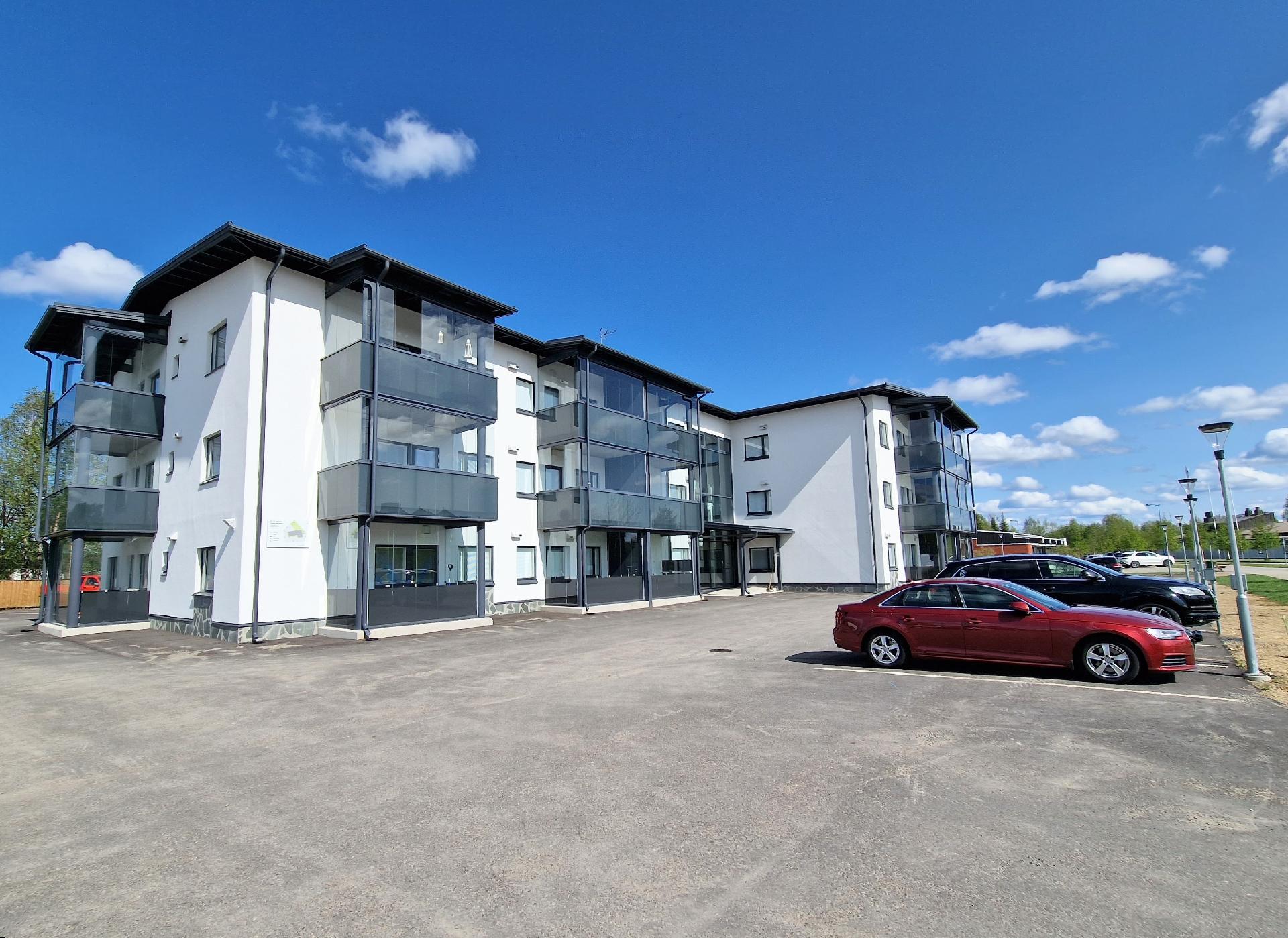 Etupiha ja parkkialue