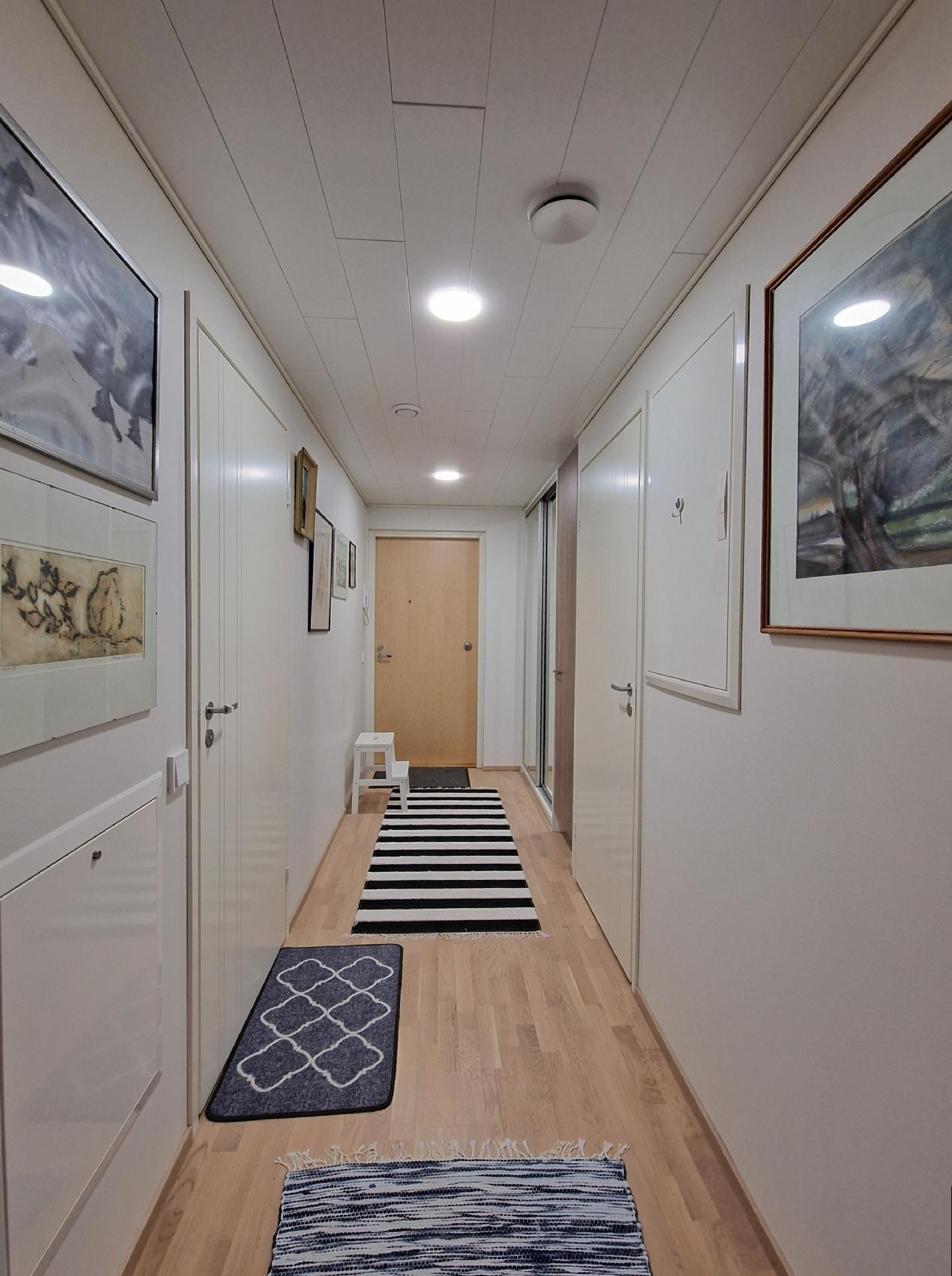 Eteinen ulko-ovelle päin