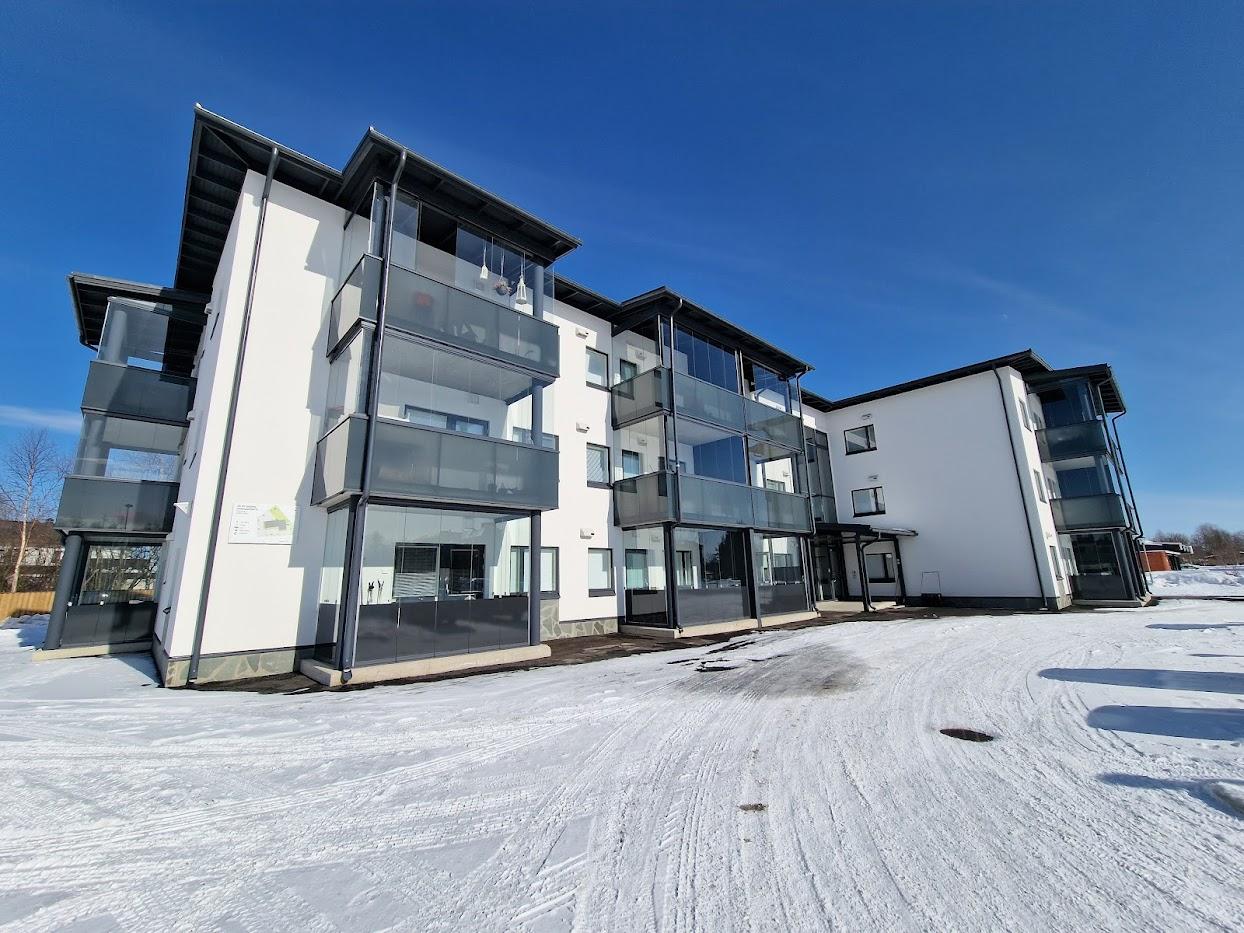 Piiskunportti sijaitsee parhaalla paikalla, keskellä Ivalon kylää.