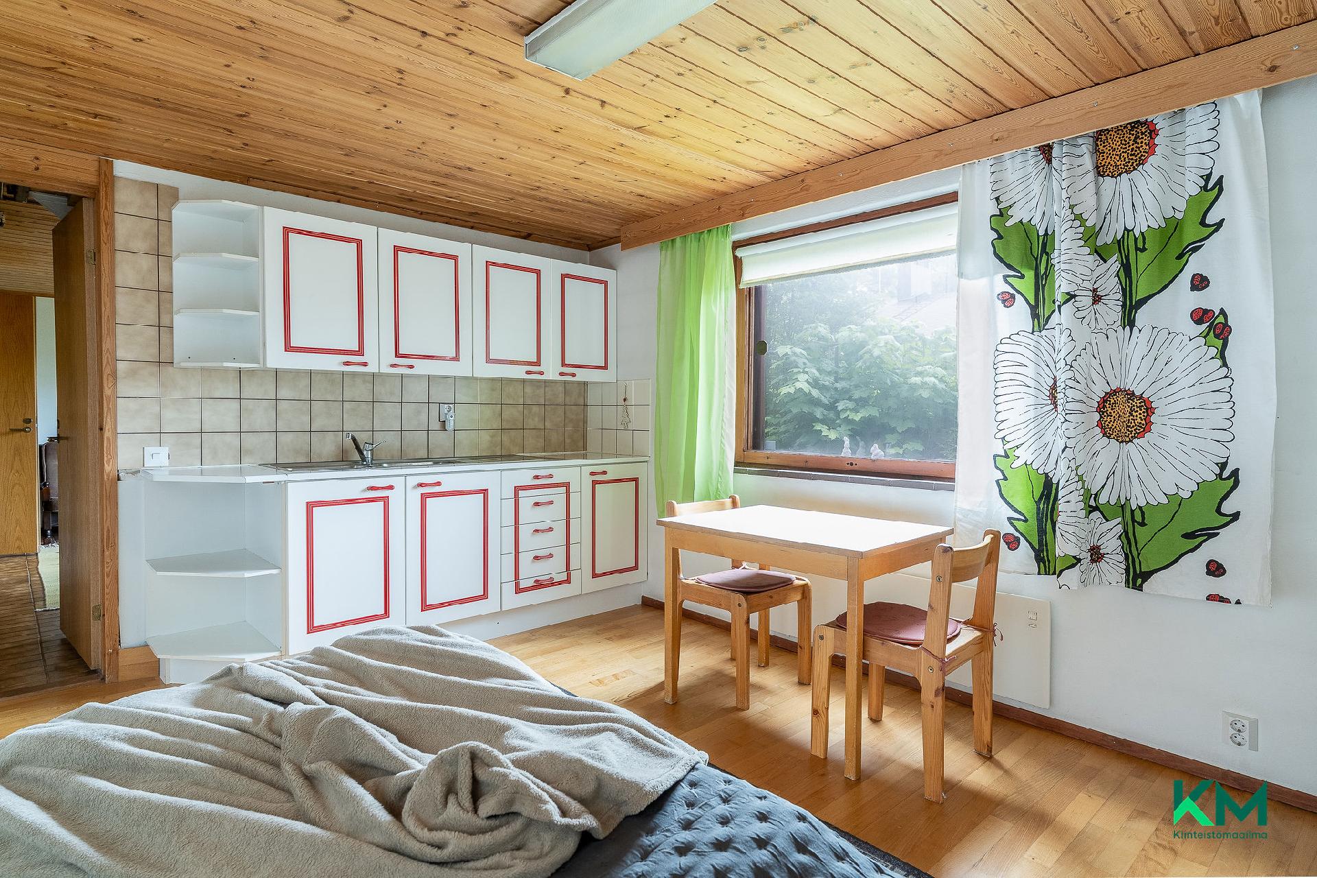 Ask.huone toimii hyvin makuuhuoneena tai  monipuolisena käsityöhuoneena vesipisteen ja kaapiston ansiosta.