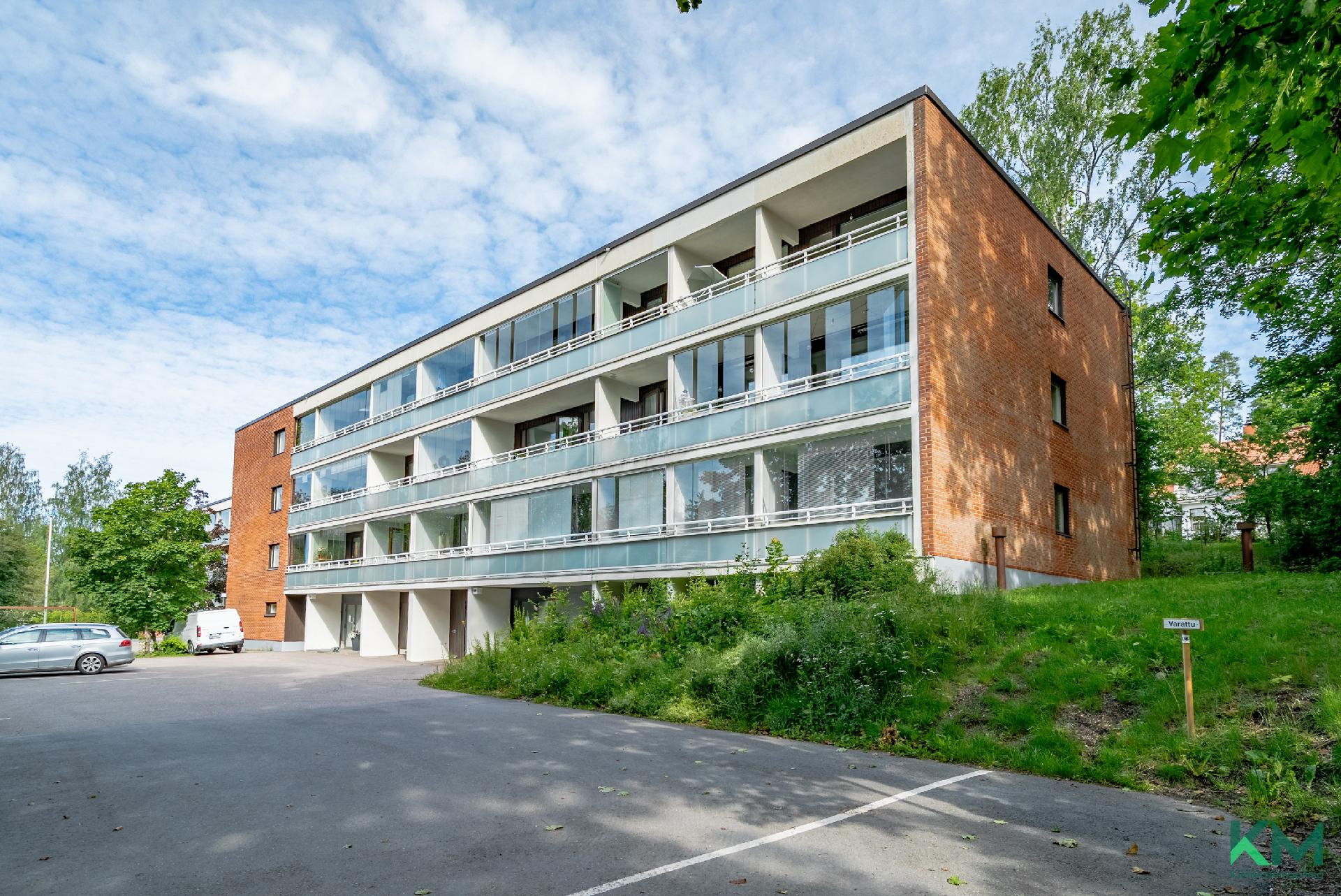 Kerrostalo kadun puolelta