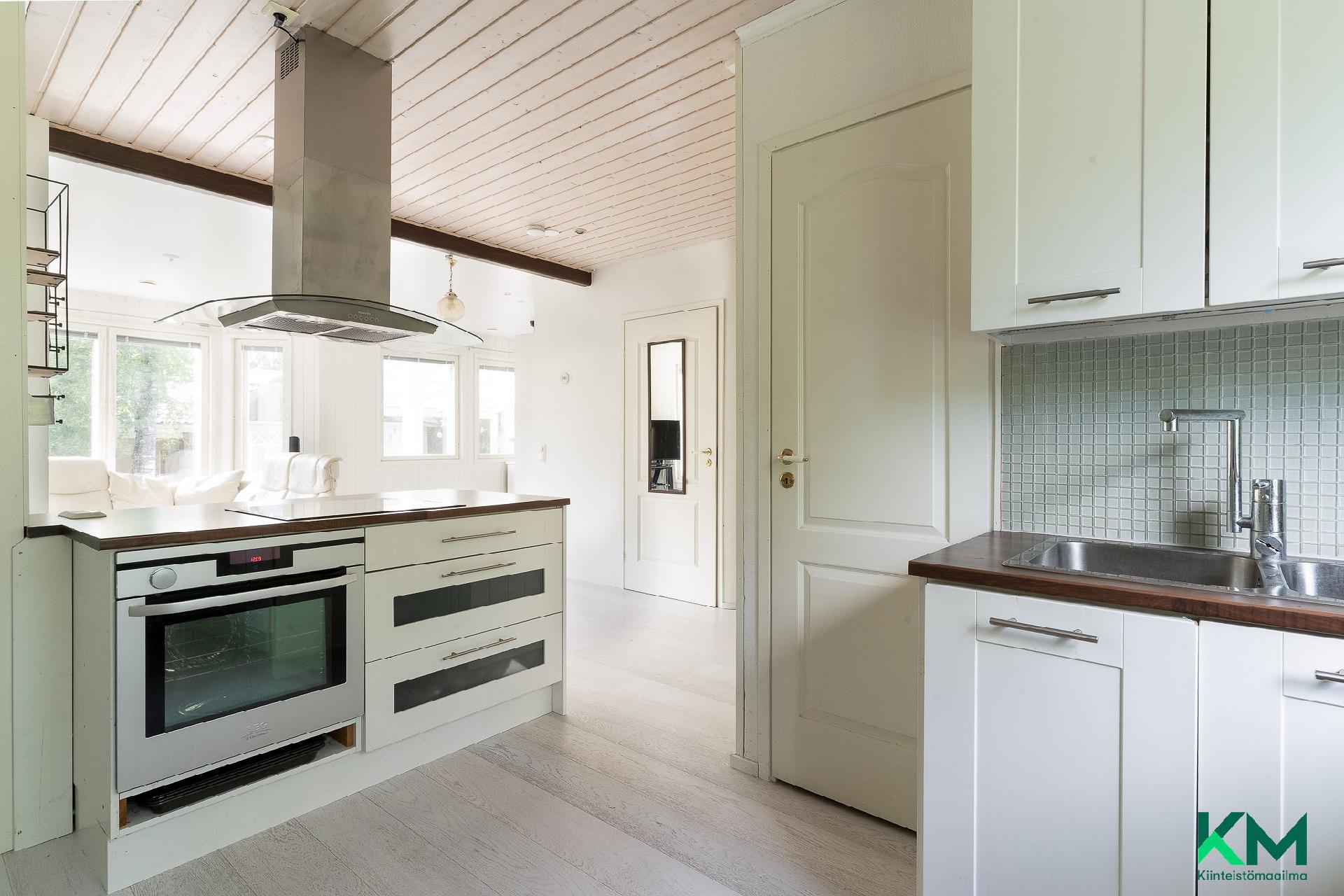 Saarekkeessa hella ja erillisuuni