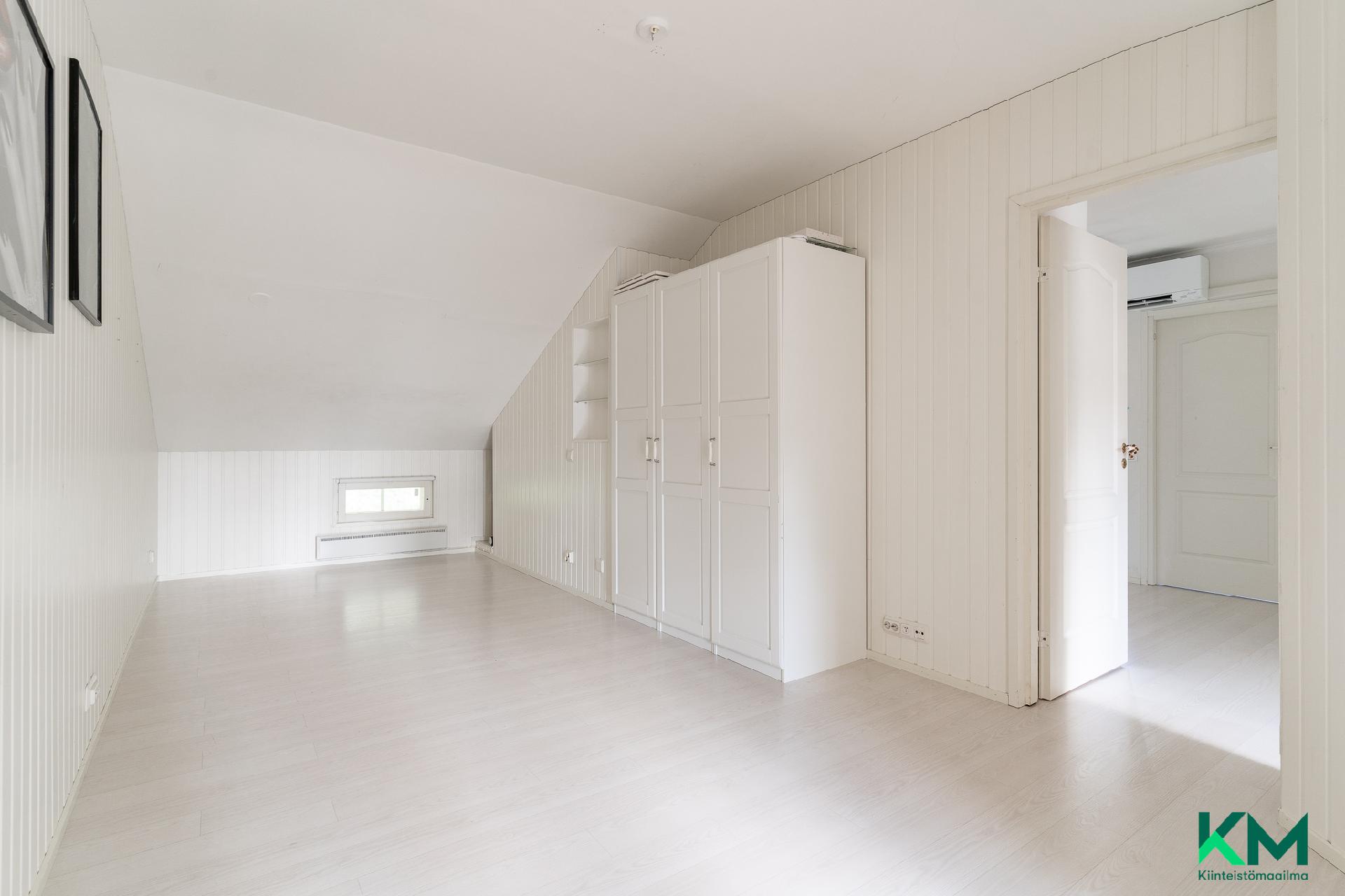 Makuuhuoneeta laajennettu entisen ullakkotilan verran