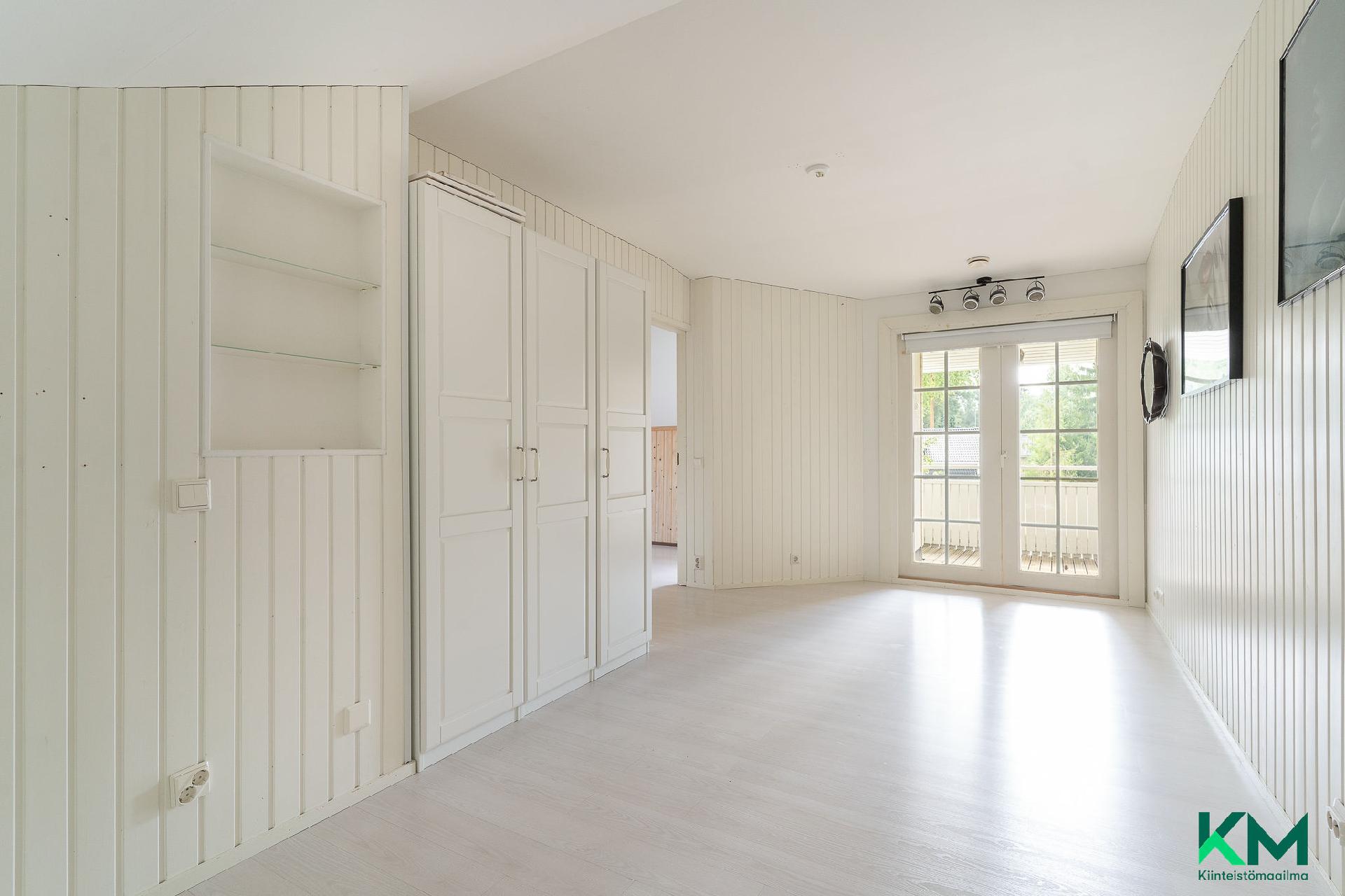 Yläkerran päämakuuhuone, lasiovista käynti parvekkeelle