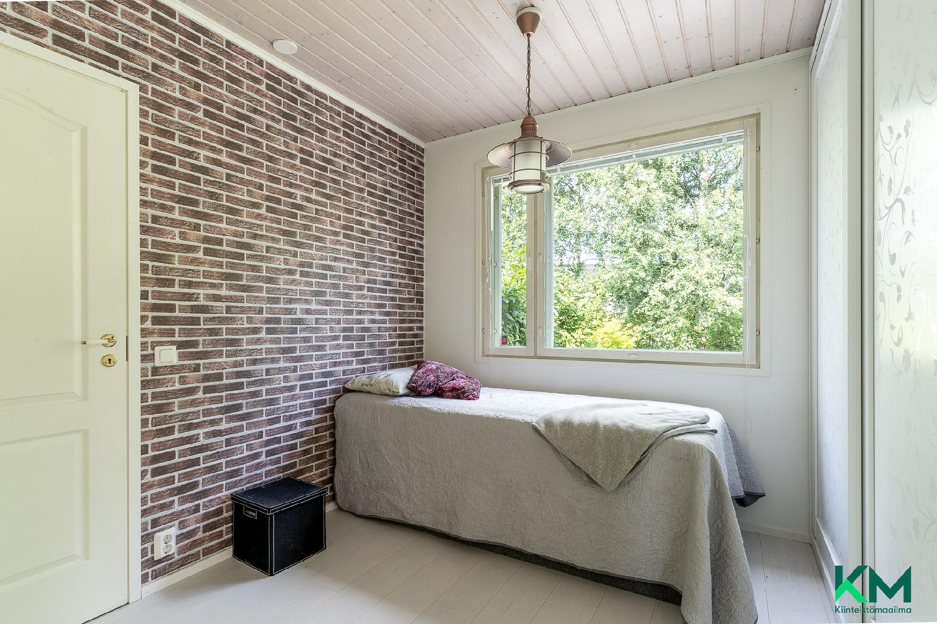 Alakerran makuuhuone