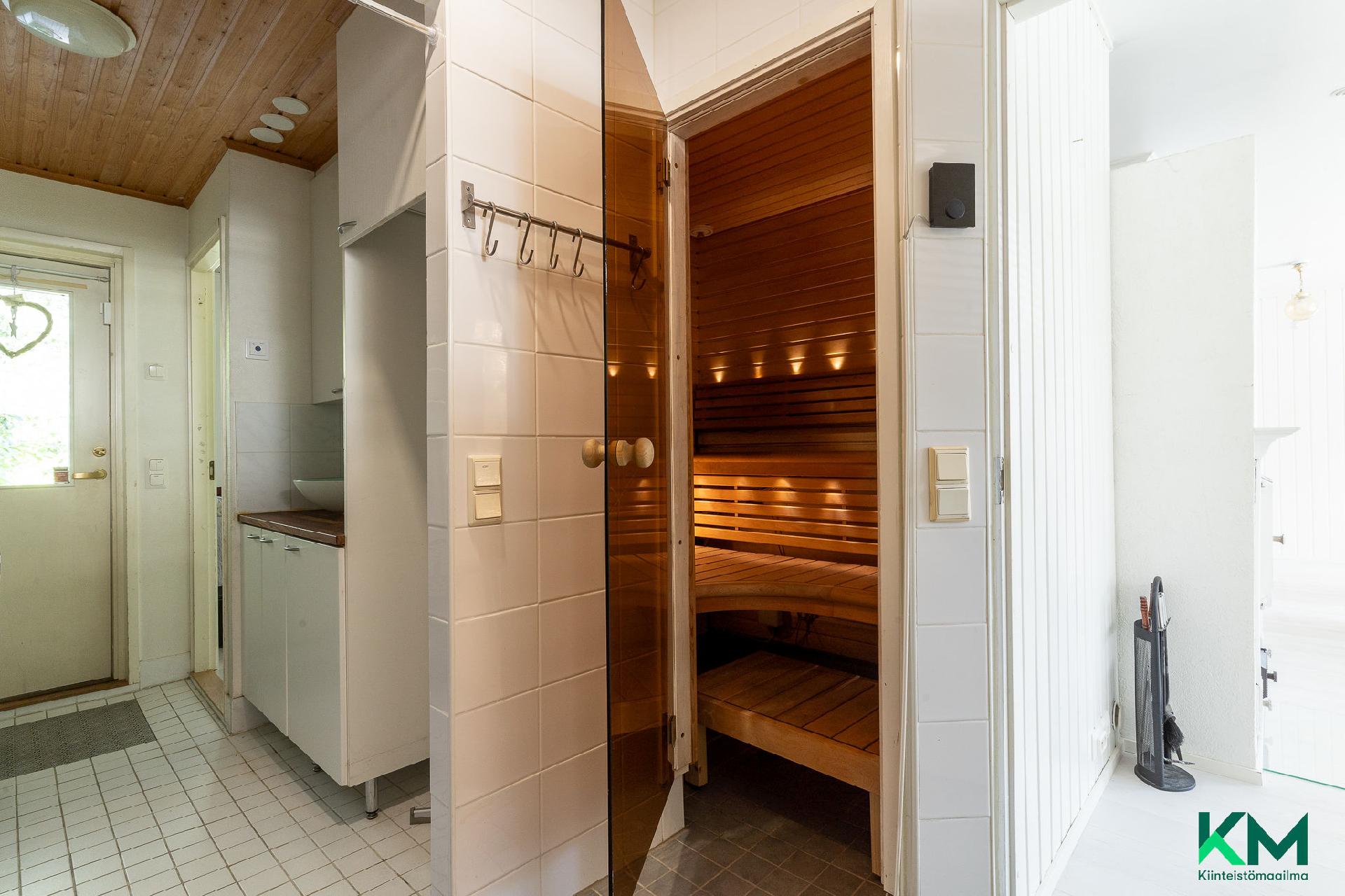Sauna, vasemmalla kodinhoitohuonetta