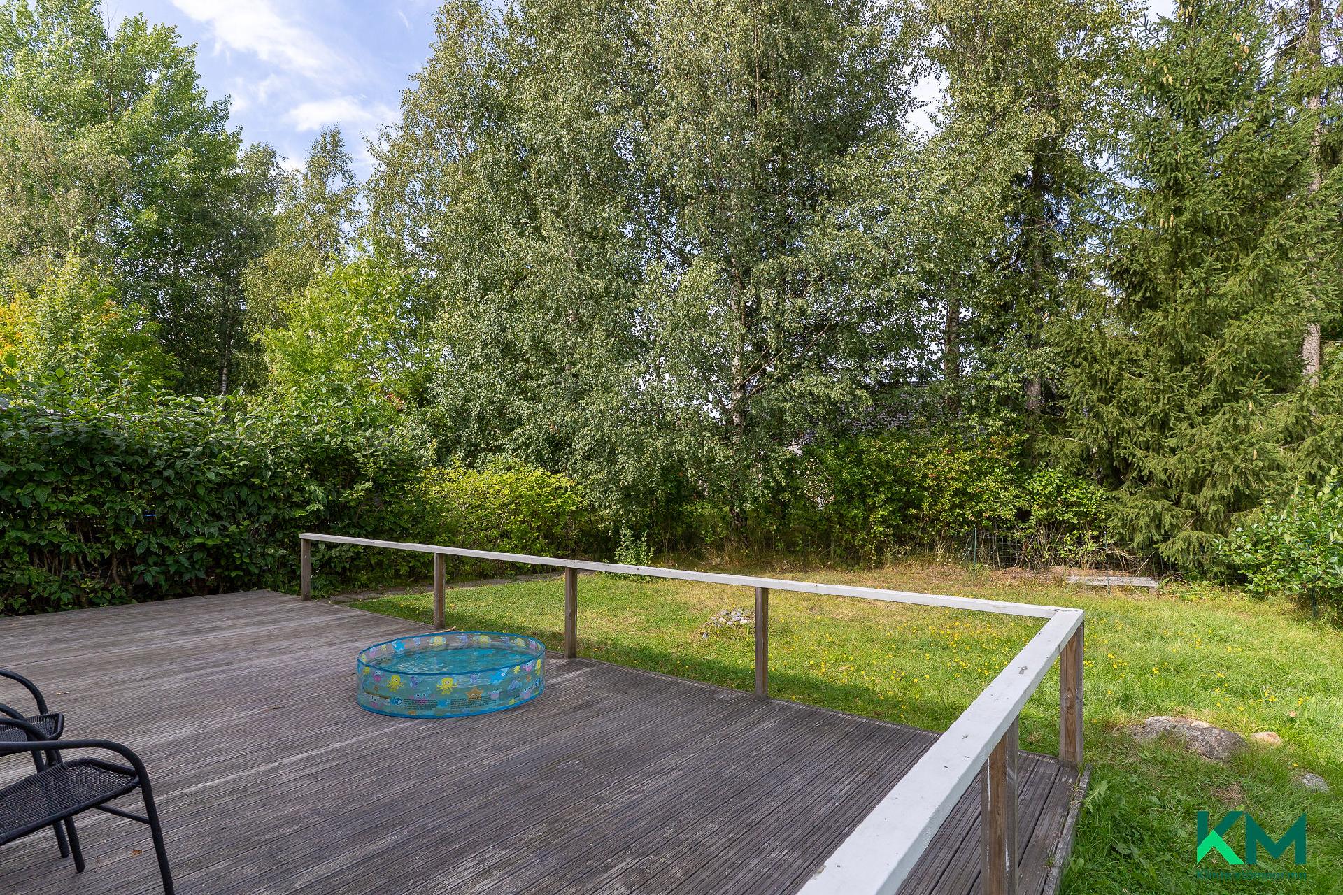 Takapihan puolella iso terassi