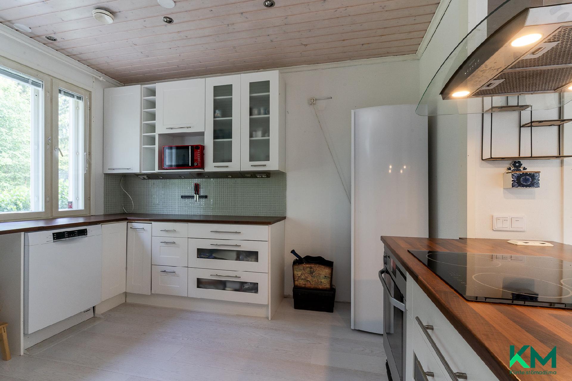 Alkuperäinen toinen ulko-ovi on keittiön puolelta peitetty seinällä