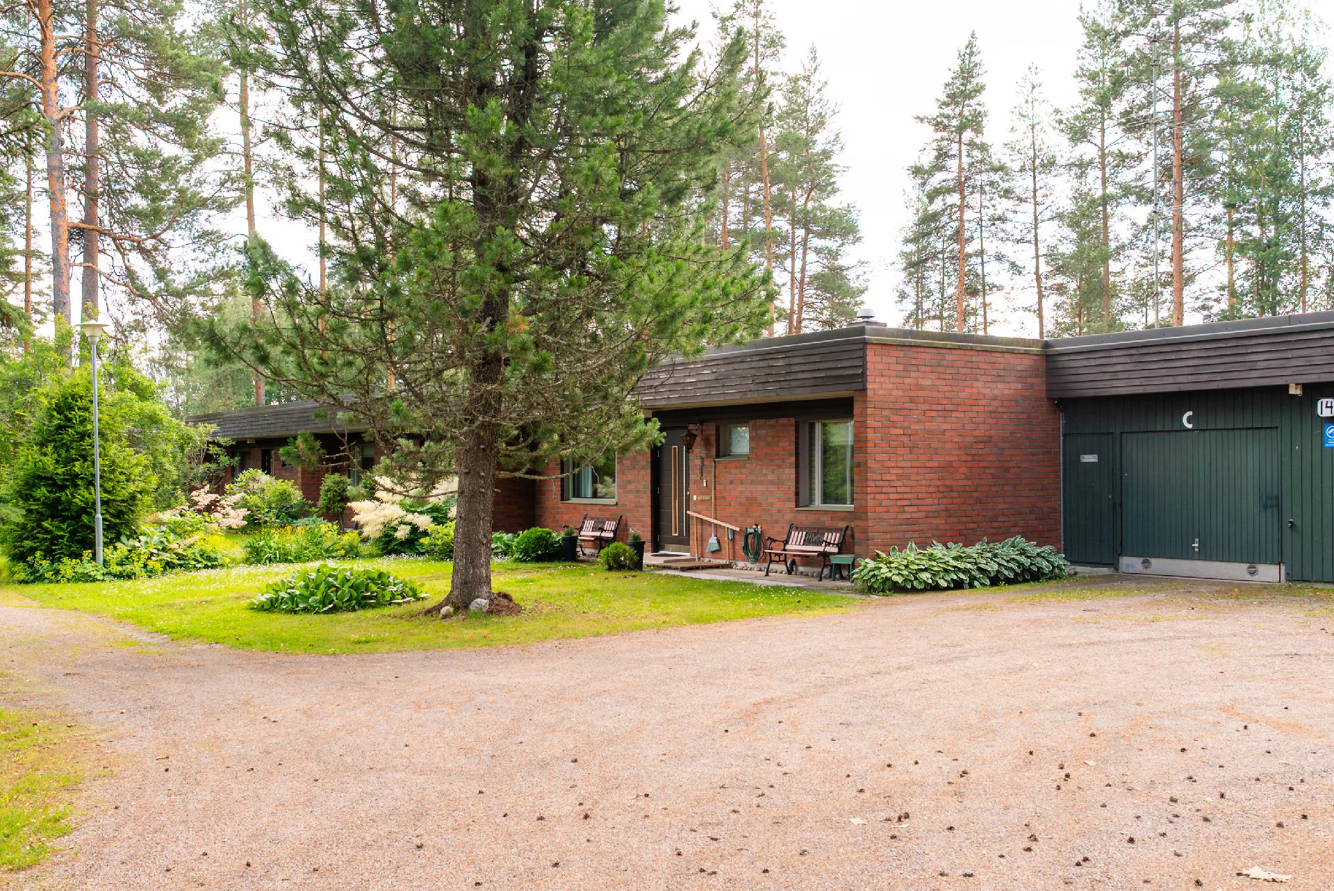 Taloyhtiön etupihaa