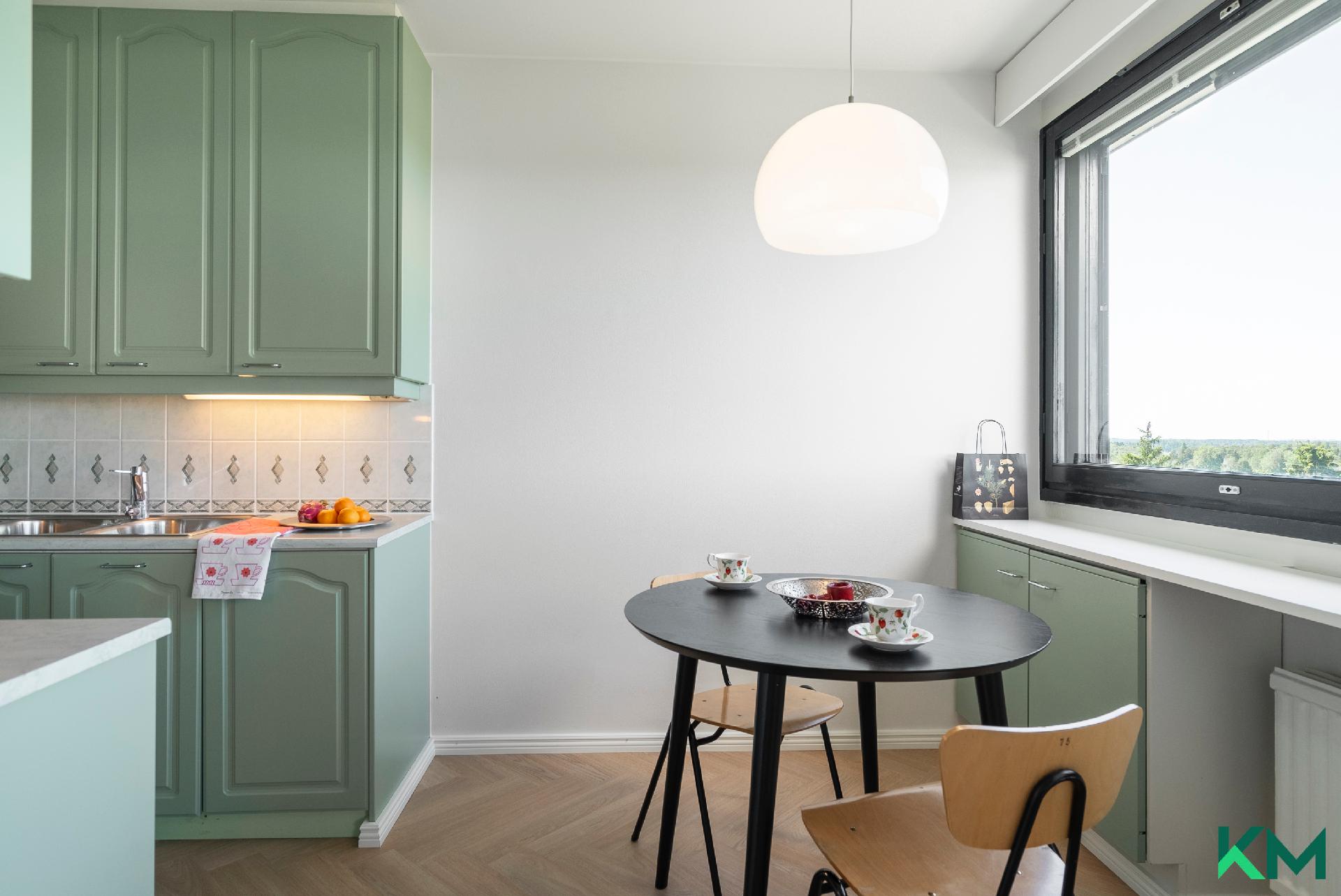 Ruokailutila keittiössä