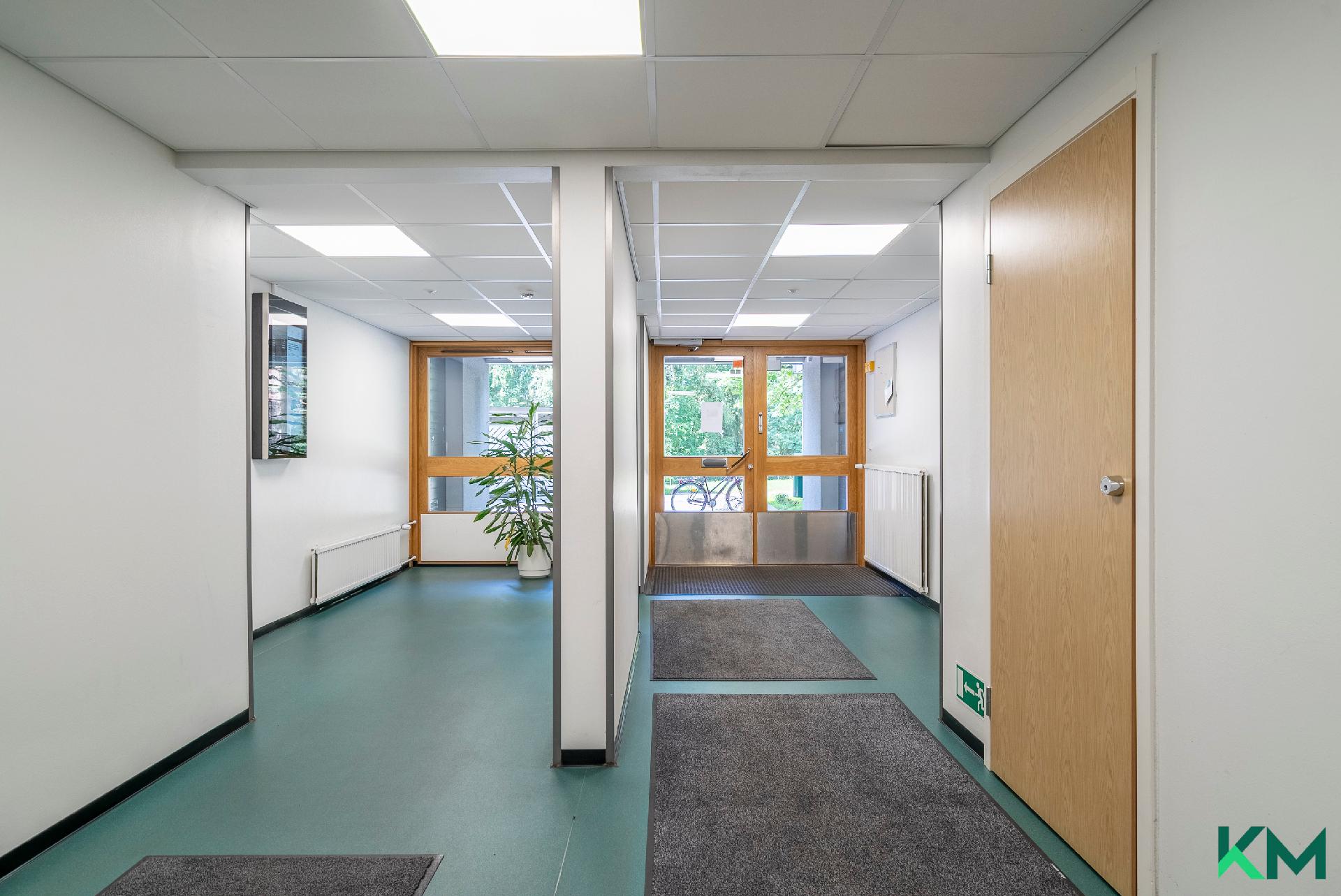 Ala-aula ulko-ovelle päin