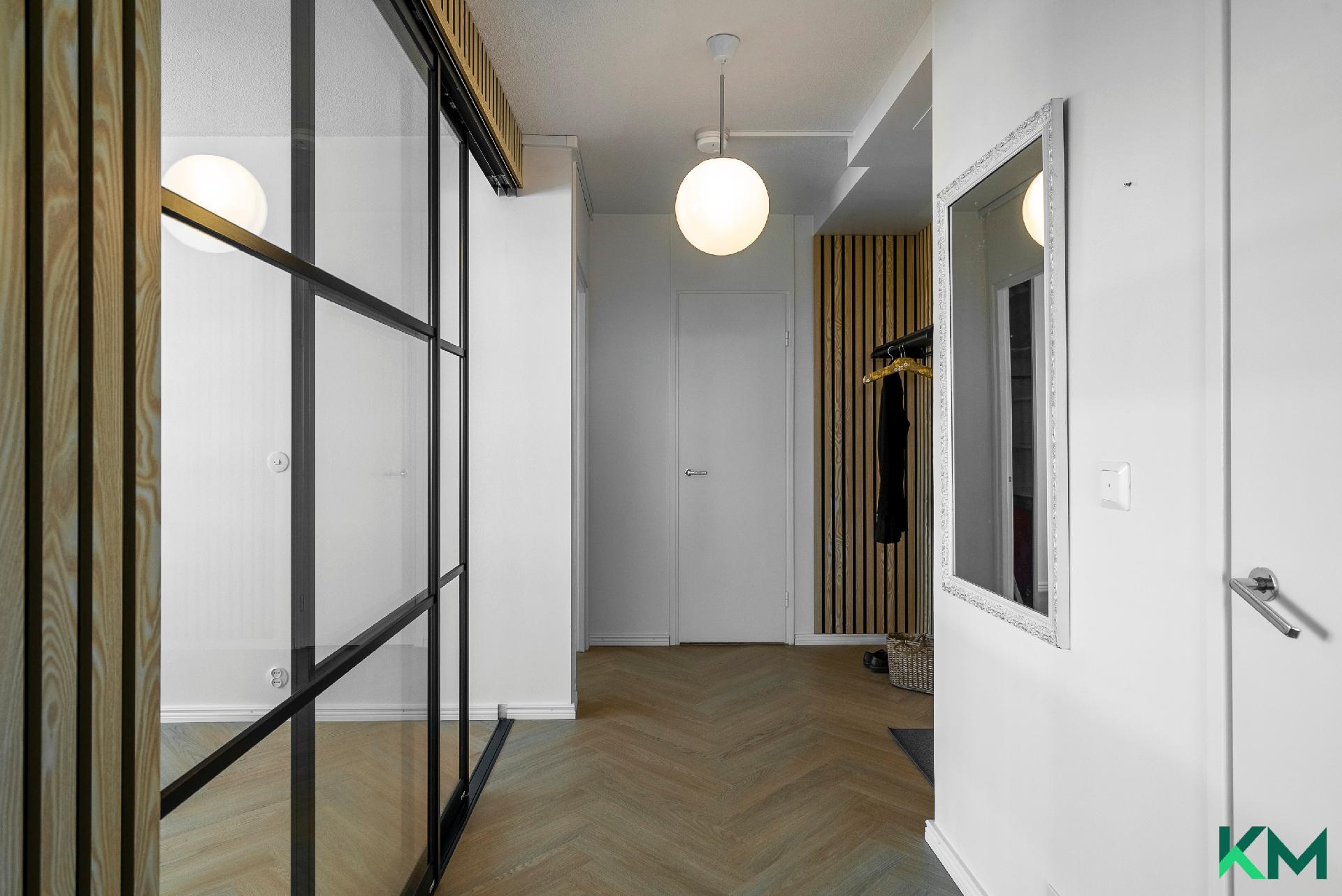 Näkymä kuvattuna olohuoneesta eteiseen.