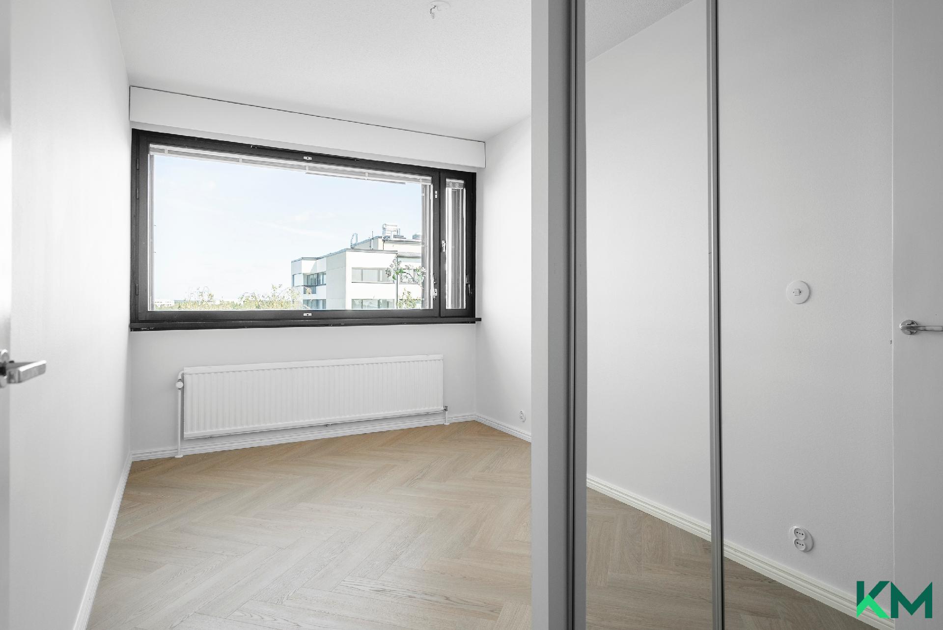 Makuuhuonessa 2 vaatehuone liukuovilla